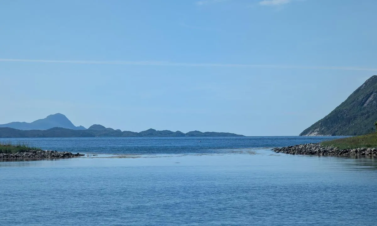 Sauraholmen: {"base": "en", "no": "Ved h\u00f8yvann dekker en 2,2m tidevann tangen mot SV", "se": "Vid h\u00f6gvatten t\u00e4cker en 2,2m tidvatten t\u00e5ngspetsen mot SW", "en": "At HW a 2.2m tide covers the spit to the SW", "da": "Ved h\u00f8jvande d\u00e6kker en tidevand p\u00e5 2,2 meter revlen mod sydvest", "fr": "\u00c0 PM, une mar\u00e9e de 2,2 m couvre le banc de sable au sud-ouest", "de": "Bei Hochwasser wird die Landzunge im S\u00fcdwesten von einer 2,2m Flut \u00fcberdeckt", "es": "Con MH, una marea de 2,2m cubre el banco de arena al SO", "it": "All'alta marea una marea di 2.2m copre la lingua di terra a sud-ovest", "pt": "Na PM uma mar\u00e9 de 2.2m cobre o banco de areia para o SW", "nl": "Bij HW bedekt een 2,2m getij de pier naar het ZW", "pl": "Przy HW przyp\u0142yw o wysoko\u015bci 2,2m przykrywa mielizn\u0119 na SW", "uk": "\u041d\u0430 HW \u043f\u0440\u0438\u043b\u0438\u0432 2,2 \u043c \u043f\u043e\u043a\u0440\u0438\u0432\u0430\u0454 \u043a\u043e\u0441\u0443 \u043d\u0430 \u043f\u0456\u0432\u0434\u0435\u043d\u043d\u0438\u0439 \u0437\u0430\u0445\u0456\u0434.", "ro": "La maree \u00eenalt\u0103, o maree de 2,2m acoper\u0103 limba de nisip spre SV", "tr": "Y\u00fcksek su seviyesinde (HW) 2.2m gelgit g\u00fcneybat\u0131ya (SW) uzanan kara dilimini kaplar.", "el": "\u03a3\u03c4\u03bf \u03c5\u03c8\u03b7\u03bb\u03cc \u03bd\u03b5\u03c1\u03cc (HW) \u03bc\u03b9\u03b1 \u03c0\u03b1\u03bb\u03af\u03c1\u03c1\u03bf\u03b9\u03b1 \u03cd\u03c8\u03bf\u03c5\u03c2 2.2\u03bc \u03ba\u03b1\u03bb\u03cd\u03c0\u03c4\u03b5\u03b9 \u03c4\u03b7\u03bd \u03b1\u03bc\u03bc\u03bf\u03c5\u03b4\u03b9\u03ac \u03c0\u03c1\u03bf\u03c2 \u03c4\u03b1 \u03bd\u03bf\u03c4\u03b9\u03bf\u03b4\u03c5\u03c4\u03b9\u03ba\u03ac (SW)", "cs": "P\u0159i p\u0159\u00edlivu o v\u00fd\u0161ce 2,2m pokr\u00fdv\u00e1 splav p\u00edse\u010dn\u00fd v\u00fdb\u011b\u017eek k jihoz\u00e1padu", "hu": "HW idej\u00e9n egy 2,2 m\u00e9teres dag\u00e1ly bor\u00edtja a DNY-i f\u00f6ldnyelvet", "fi": "HW:n aikaan 2,2 m vuorovesi peitt\u00e4\u00e4 lounaisen niemenk\u00e4rjen", "bg": "\u041f\u0440\u0438 \u0412\u041f 2.2\u043c \u0432\u044a\u043b\u043d\u0430 \u043f\u043e\u043a\u0440\u0438\u0432\u0430 \u043f\u044f\u0441\u044a\u0447\u043d\u0438\u044f \u043d\u0430\u043d\u043e\u0441 \u043d\u0430 \u044e\u0433\u043e\u0437\u0430\u043f\u0430\u0434", "sr": "Pri visokoj vodi (HW) plima od 2.2m prekriva sprud prema jugozapadu (SW)", "et": "Suure veega katab 2,2m t\u00f5us edelast nina", "lv": "Pie augstiem \u016bdens l\u012bme\u0146iem 2,2m pl\u016bdmai\u0146as appludina s\u0113kli uz DR", "lt": "Did\u017eiojo potvynio metu 2.2 m banga u\u017edengia pietvakari\u0173 sm\u0117l\u012f"}