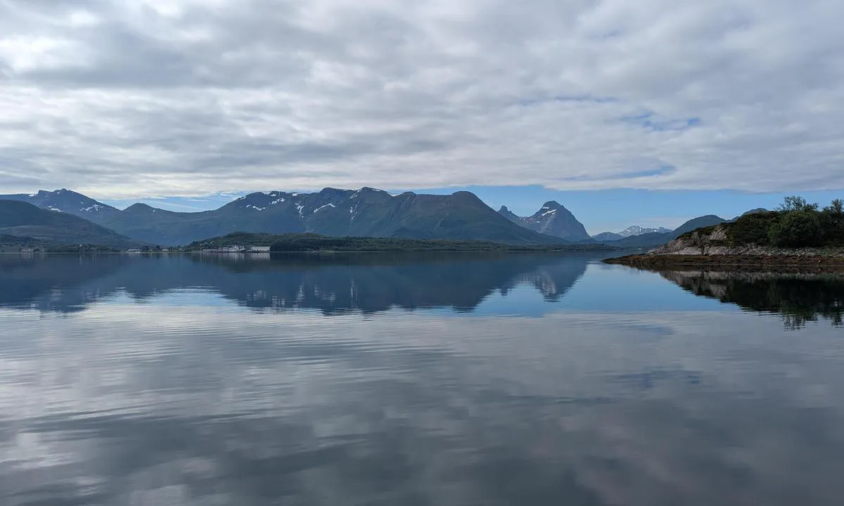 Sauraholmen: {"base": "en", "no": "Ser s\u00f8rover", "se": "Titta s\u00f6derut", "en": "Looking South", "da": "Kigger mod syd", "fr": "Regardant vers le sud", "de": "Blick nach S\u00fcden", "es": "Mirando al Sur", "it": "Guardando Sud", "pt": "Olhando para o Sul", "nl": "Naar het zuiden kijken", "pl": "Patrz\u0105c na po\u0142udnie", "uk": "\u0414\u0438\u0432\u043b\u044f\u0447\u0438\u0441\u044c \u043d\u0430 \u041f\u0456\u0432\u0434\u0435\u043d\u044c", "ro": "Privind spre Sud", "tr": "G\u00fcneye Bak\u0131\u015f", "el": "\u039a\u03bf\u03b9\u03c4\u03ac\u03b6\u03bf\u03bd\u03c4\u03b1\u03c2 \u039d\u03cc\u03c4\u03b9\u03b1", "cs": "Pohled na jih", "hu": "D\u00e9li ir\u00e1nyba n\u00e9zve", "fi": "Katso etel\u00e4\u00e4n", "bg": "\u041f\u043e\u0433\u043b\u0435\u0434 \u043d\u0430 \u044e\u0433", "sr": "Gledaju\u0107i prema jugu", "et": "Vaadates l\u00f5unasse", "lv": "Skats uz dienvidiem", "lt": "\u017dvelgiant Piet\u0173 kryptimi"}