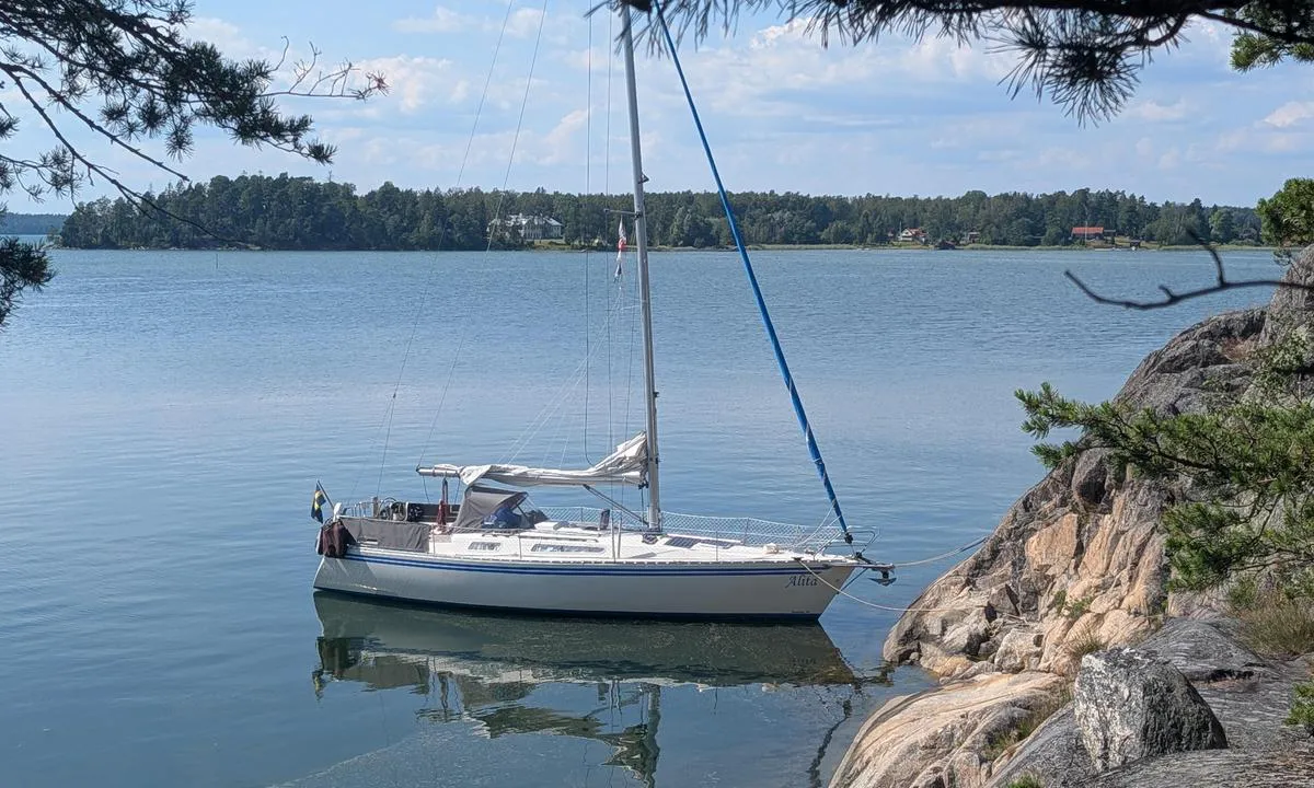 Sävö, Djupviken Norrudde: {"base": "se", "no": "Fort\u00f8yning med bergkiler og akteranker. Mamba 36, dyptg\u00e5ende 1.80", "se": "F\u00f6rt\u00f6jning med bergskilar och akterankare. Mamba 36, djupg\u00e5ende 1.80", "en": "Mooring with rock pitons and stern anchor. Mamba 36, draft 1.80", "da": "Fort\u00f8jning med klipperkile og agteranker. Mamba 36, dybgang 1.80", "fr": "Amarrage avec des coins de roche et une ancre arri\u00e8re. Mamba 36, tirant d'eau 1,80", "de": "Festmachen mit Felsenkeilen und Heckanker. Mamba 36, Tiefgang 1.80", "es": "Amarre con clavos de roca y ancla de popa. Mamba 36, calado 1.80", "it": "Ormeggio con picchetti da roccia e ancora di poppa. Mamba 36, pescaggio 1.80", "pt": "Amarra\u00e7\u00e3o com cunhas de rocha e \u00e2ncora de popa. Mamba 36, calado 1.80", "nl": "Aanleggen met bergwiggen en een achteranker. Mamba 36, diepgang 1,80", "pl": "Cumowanie z klinami skalnymi i kotwic\u0105 rufow\u0105. Mamba 36, zanurzenie 1.80", "uk": "\u0428\u0432\u0430\u0440\u0442\u0443\u0432\u0430\u043d\u043d\u044f \u0437 \u0432\u0438\u043a\u043e\u0440\u0438\u0441\u0442\u0430\u043d\u043d\u044f\u043c \u0441\u043a\u0435\u043b\u044c\u043d\u0438\u0445 \u043a\u043b\u0438\u043d\u0456\u0432 \u0456 \u043a\u043e\u0440\u043c\u043e\u0432\u043e\u0433\u043e \u044f\u043a\u043e\u0440\u044f. Mamba 36, \u043e\u0441\u0430\u0434\u043a\u0430 1.80", "ro": "Ancorare cu pene de st\u00e2nc\u0103 \u0219i ancor\u0103 de pupa. Mamba 36, pescaj 1.80", "tr": "Kaya takozlar\u0131 ve k\u0131\u00e7 demiri ile ba\u011flanma. Mamba 36, su \u00e7ekimi 1.80", "el": "\u03a0\u03c1\u03cc\u03c3\u03b4\u03b5\u03c3\u03b7 \u03bc\u03b5 \u03c3\u03c6\u03ae\u03bd\u03b5\u03c2 \u03b2\u03c1\u03ac\u03c7\u03bf\u03c5 \u03ba\u03b1\u03b9 \u03ac\u03b3\u03ba\u03c5\u03c1\u03b1 \u03c0\u03c1\u03cd\u03bc\u03bd\u03b7\u03c2. Mamba 36, \u03b2\u03cd\u03b8\u03b9\u03c3\u03bc\u03b1 1.80", "cs": "Kotven\u00ed s kotv\u00edc\u00edmi kl\u00edny a z\u00e1\u010fovou kotvou. Mamba 36, ponor 1.80", "hu": "R\u00f6gz\u00edt\u00e9s sziklaszegekkel \u00e9s h\u00e1ts\u00f3 horgonnyal. Mamba 36, mer\u00fcl\u00e9s 1,80", "fi": "Kiinnittyminen kallioniittien ja per\u00e4ankkurin avulla. Mamba 36, syv\u00e4ys 1,80", "bg": "\u0417\u0430\u0432\u044a\u0440\u0437\u0432\u0430\u043d\u0435 \u0441 \u043f\u043b\u0430\u043d\u0438\u043d\u0441\u043a\u0438 \u043a\u043b\u0438\u043d\u043e\u0432\u0435 \u0438 \u043a\u044a\u0440\u043c\u0435\u043d\u043e \u043a\u043e\u0442\u0432\u0430. Mamba 36, \u0433\u0430\u0437\u0435\u043d\u0435 1.80", "sr": "\u041f\u0420\u0418\u0421\u0422\u0410\u0408\u0410\u040a\u0415 \u0421\u0410 \u041f\u0420\u0418\u041a\u041e\u0412\u0410\u041d\u0418\u0426\u0410\u041c\u0410 \u0423 \u0421\u0422\u0415\u041d\u0418 \u0418 \u041f\u0420\u0415\u041c\u0418 \u0411\u0420\u041e\u0414\u0410. \u041c\u0410\u041c\u0411\u0410 36, \u0413\u0410\u0417 1.80", "et": "Kinnitage m\u00e4ekinnituste ja ahtrikattega. Mamba 36, s\u00fcvis 1.80", "lv": "Enkuroties ar klints enkura \u0137\u012bl\u0113m un paka\u013cas enkuru. Mamba 36, dzi\u013cums 1.80", "lt": "Pri\u0161vartuota su uolien\u0173 var\u017etais ir galiniu inkaru. Mamba 36, grimzl\u0117 1.80"}
