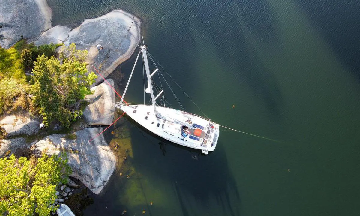 Saxaren: easy to climb on rocks to dock.