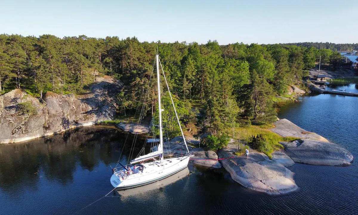 Saxaren: plenty of space to drop your stern anchor. Good seabed, mud.