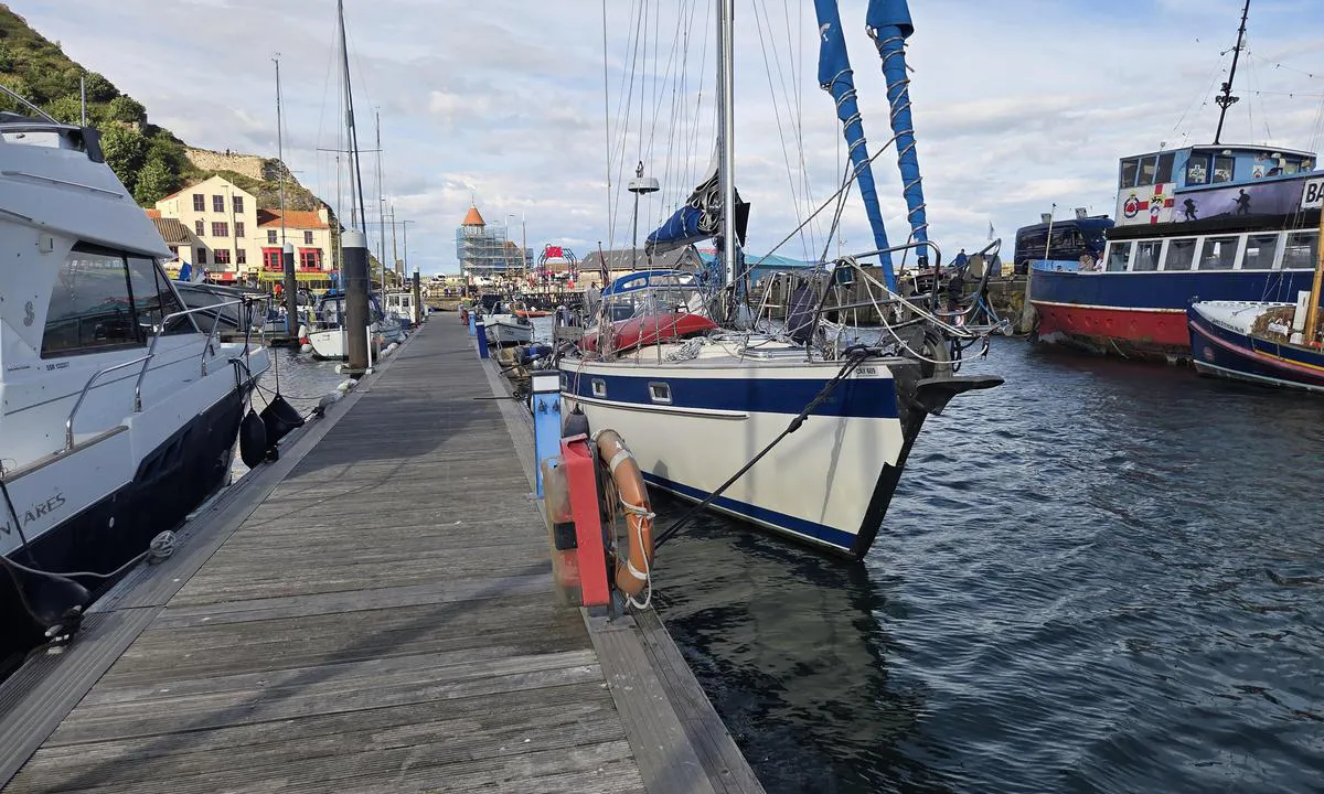 Scarborough Harbour - North Yorkshire: {"base": "no", "no": "Servicehuset er oppe til h\u00f8yre.\r\nDet er s\u00e5nn passe.\r\nMan f\u00e5r n\u00f8kkel av havnesjefen.", "se": "Servicehuset \u00e4r uppe till h\u00f6ger.<br>Det \u00e4r ganska bra.<br>Man f\u00e5r nyckel av hamnchefen.", "en": "The service building is up to the right.<br>It is somewhat adequate.<br>You get the key from the harbour master.", "da": "Servicehuset er oppe til h\u00f8jre. Det er s\u00e5dan okay. Man f\u00e5r n\u00f8gle af havnechefen.", "fr": "Le b\u00e2timent de services est en haut \u00e0 droite.<br> C'est plut\u00f4t moyen.<br> On obtient la cl\u00e9 aupr\u00e8s du chef du port.", "de": "Das Servicehaus befindet sich oben rechts. Es ist so lala. Man erh\u00e4lt den Schl\u00fcssel vom Hafenmeister.", "es": "La casa de servicio est\u00e1 arriba a la derecha.<br>Es m\u00e1s o menos decente.<br>Se obtiene la llave del jefe de puerto.", "it": "La casa di servizio \u00e8 in alto a destra.<br>\u00c8 cos\u00ed cos\u00ed.<br>Si riceve la chiave dal capo del porto.", "pt": "A casa de servi\u00e7o est\u00e1 \u00e0 direita.<br>\u00c9 razo\u00e1vel.<br>Voc\u00ea pode obter a chave com o capit\u00e3o do porto.", "nl": "Het servicegebouw bevindt zich rechtsboven. Het is redelijk. Men krijgt de sleutel van de havenmeester.", "pl": "Dom us\u0142ugowy jest po prawej stronie. Jest taka sobie. Klucz otrzymuje si\u0119 od kapitana portu.", "uk": "\u0421\u043b\u0443\u0436\u0431\u043e\u0432\u0430 \u0431\u0443\u0434\u0456\u0432\u043b\u044f \u0440\u043e\u0437\u0442\u0430\u0448\u043e\u0432\u0430\u043d\u0430 \u0432\u0433\u043e\u0440\u0443 \u043d\u0430\u043f\u0440\u0430\u0432\u043e.<br>\u0426\u0435 \u0434\u043e\u0441\u0438\u0442\u044c \u043f\u0440\u0438\u0441\u0442\u043e\u0439\u043d\u043e.<br>\u041a\u043b\u044e\u0447 \u043c\u043e\u0436\u043d\u0430 \u043e\u0442\u0440\u0438\u043c\u0430\u0442\u0438 \u0443 \u043d\u0430\u0447\u0430\u043b\u044c\u043d\u0438\u043a\u0430 \u0433\u0430\u0432\u0430\u043d\u0456.", "ro": "Casa de servicii este sus, \u00een dreapta.<br>Este destul de bun\u0103.<br>Cheia se ob\u021bine de la \u0219eful portului.", "tr": "Hizmet binas\u0131 sa\u011f taraftad\u0131r.<br>Durum idare eder.<br>Anahtar\u0131 liman \u015fefinden alabilirsiniz.", "el": "\u03a4\u03bf \u03ba\u03c4\u03ae\u03c1\u03b9\u03bf \u03c5\u03c0\u03b7\u03c1\u03b5\u03c3\u03b9\u03ce\u03bd \u03b5\u03af\u03bd\u03b1\u03b9 \u03c0\u03ac\u03bd\u03c9 \u03b4\u03b5\u03be\u03b9\u03ac. \u0395\u03af\u03bd\u03b1\u03b9 \u03b1\u03c1\u03ba\u03b5\u03c4\u03ac \u03ba\u03b1\u03bb\u03cc. \u03a0\u03b1\u03af\u03c1\u03bd\u03b5\u03b9\u03c2 \u03c4\u03bf \u03ba\u03bb\u03b5\u03b9\u03b4\u03af \u03b1\u03c0\u03cc \u03c4\u03bf\u03bd \u03bb\u03b9\u03bc\u03b5\u03bd\u03ac\u03c1\u03c7\u03b7.", "cs": "Servisn\u00ed d\u016fm je naho\u0159e vpravo.<br>Je to celkem v po\u0159\u00e1dku.<br>Kl\u00ed\u010d dostanete od spr\u00e1vce p\u0159\u00edstavu.", "hu": "A szolg\u00e1ltat\u00f3h\u00e1z jobbra fent tal\u00e1lhat\u00f3. Eg\u00e9sz j\u00f3. A kik\u00f6t\u0151mester ad kulcsot.", "fi": "Palvelurakennus on ylh\u00e4\u00e4ll\u00e4 oikealla. Se on ihan ok. Avain saa sataman p\u00e4\u00e4llik\u00f6lt\u00e4.", "bg": "\u0421\u0435\u0440\u0432\u0438\u0437\u043d\u043e\u0442\u043e \u0437\u0434\u0430\u043d\u0438\u0435 \u0435 \u043e\u0442 \u0433\u043e\u0440\u0435 \u0432\u0434\u044f\u0441\u043d\u043e. \u0422\u043e \u0435 \u0441\u0440\u0430\u0432\u043d\u0438\u0442\u0435\u043b\u043d\u043e \u0434\u043e\u0431\u0440\u043e. \u041a\u043b\u044e\u0447\u044a\u0442 \u043c\u043e\u0436\u0435 \u0434\u0430 \u0431\u044a\u0434\u0435 \u043f\u043e\u043b\u0443\u0447\u0435\u043d \u043e\u0442 \u043f\u0440\u0438\u0441\u0442\u0430\u043d\u0438\u0449\u043d\u0438\u044f \u0443\u043f\u0440\u0430\u0432\u0438\u0442\u0435\u043b.", "sr": "\u0421\u0435\u0440\u0432\u0438\u0441\u043d\u0430 \u0437\u0433\u0440\u0430\u0434\u0430 \u0458\u0435 \u0433\u043e\u0440\u0435 \u0434\u0435\u0441\u043d\u043e. <br> \u041d\u0438\u0458\u0435 \u043b\u043e\u0448\u0435. <br> \u041a\u0459\u0443\u0447 \u0434\u043e\u0431\u0438\u0458\u0430\u0442\u0435 \u043e\u0434 \u0443\u043f\u0440\u0430\u0432\u043d\u0438\u043a\u0430 \u043b\u0443\u043a\u0435.", "et": "Teenindushoone asub paremal \u00fcleval. See on \u00fcsna korralik. V\u00f5tme saab sadamakaptenilt.", "lv": "Servisa m\u0101ja atrodas aug\u0161pus\u0113 pa labi. Tas ir t\u0101 nekas. Atsl\u0113gu var sa\u0146emt no ostas p\u0101rvaldnieka.", "lt": "Aptarnavimo pastatas yra auk\u0161tyn de\u0161in\u0117je. Jis yra tinkamos b\u016bkl\u0117s. Rakt\u0105 galima gauti i\u0161 uosto vadovo."}