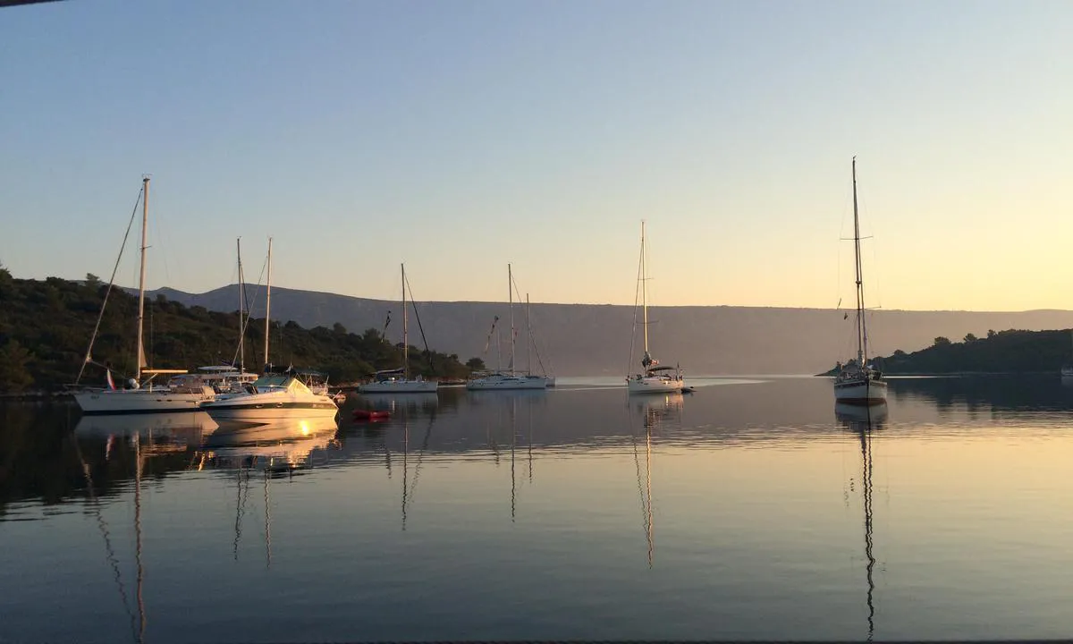 Šćedro: {"base": "en", "no": "En stille morgengry i \u0160\u0107edro.", "se": "En stilla morgonsoluppg\u00e5ng i \u0160\u0107edro.", "en": "A quiet morning sunrise in \u0160\u0107edro.", "da": "En stille morgensolopgang i \u0160\u0107edro."}