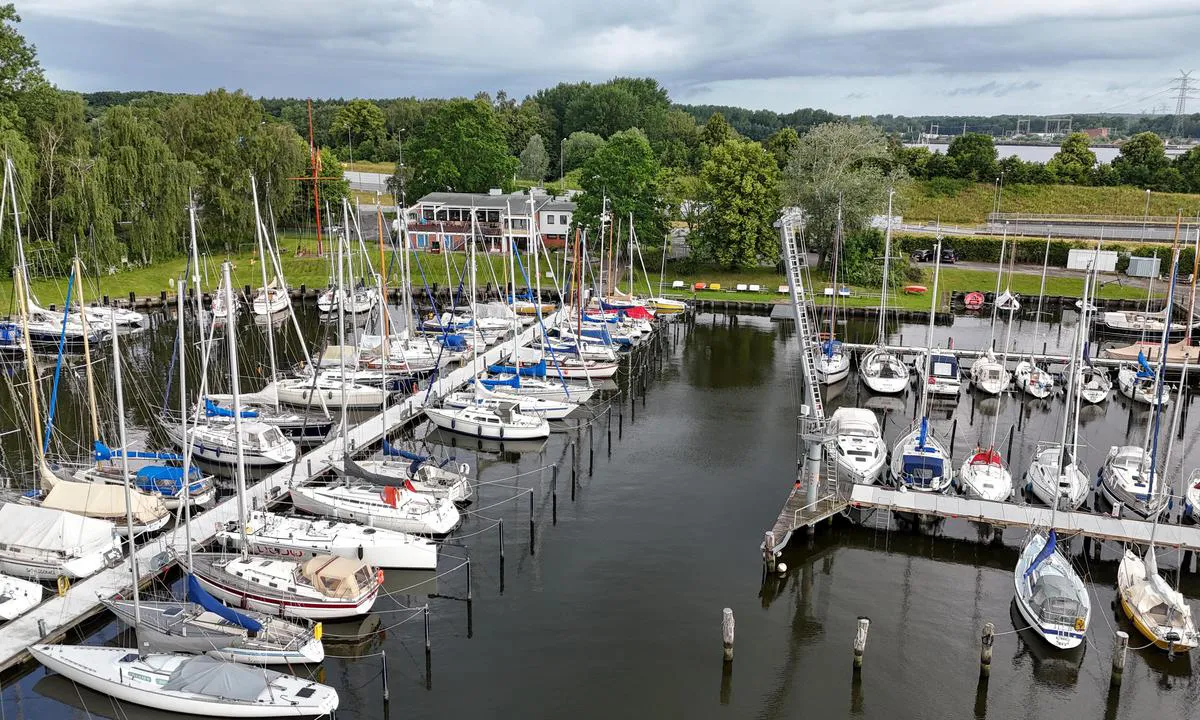 Seglerverein Travemünde: {"base": "de", "no": "Her heiser vi alltid masten n\u00e5r vi seiler nedover Elben. Veldig hyggelig havnemester. Rene sanit\u00e6ranlegg.", "se": "H\u00e4r reser vi alltid masten n\u00e4r vi seglar nedf\u00f6r Elbe. Mycket trevlig hamnkapten. Rena sanitetsanl\u00e4ggningar.", "en": "This is where we always set the mast when we head down the Elbe. Very friendly harbour master. Clean sanitary facilities.", "da": "Her rejser vi altid masten, n\u00e5r vi sejler ned ad Elben. Meget venlig havnemester. Rene sanitetsfaciliteter.", "fr": "Ici, nous dressons toujours le m\u00e2t lorsque nous descendons l'Elbe. Tr\u00e8s gentil ma\u00eetre de port Installations sanitaires propres", "de": "Hier stellen wir immer den Mast wenn wir die Elbe runterfahren. Sehr netter Hafenmeister Saubere Sanit\u00e4ranlagen", "es": "Aqu\u00ed siempre arbolamos el m\u00e1stil cuando navegamos por el Elba. Muy amable capit\u00e1n de puerto. Instalaciones sanitarias limpias.", "it": "Qui alziamo sempre l'albero quando scendiamo l'Elba. Capo del porto molto gentile. Strutture sanitarie pulite.", "pt": "Aqui sempre montamos o mastro quando descemos o Elba. Muito simp\u00e1tico o mestre do porto. Instala\u00e7\u00f5es sanit\u00e1rias limpas.", "nl": "Hier zetten we altijd de mast op als we de Elbe afvaren. Zeer vriendelijke havenmeester Schone sanitaire voorzieningen", "pl": "Tu zawsze stawiamy maszt, gdy p\u0142yniemy w d\u00f3\u0142 \u0141aby. Bardzo mi\u0142y bosman. Czyste sanitariaty.", "uk": "\u0422\u0443\u0442 \u043c\u0438 \u0437\u0430\u0432\u0436\u0434\u0438 \u0441\u0442\u0430\u0432\u0438\u043c\u043e \u0449\u043e\u0433\u043b\u0443, \u043a\u043e\u043b\u0438 \u0441\u043f\u0443\u0441\u043a\u0430\u0454\u043c\u043e\u0441\u044c \u0415\u043b\u044c\u0431\u043e\u044e. \u0414\u0443\u0436\u0435 \u043f\u0440\u0438\u0454\u043c\u043d\u0438\u0439 \u043d\u0430\u0447\u0430\u043b\u044c\u043d\u0438\u043a \u043f\u043e\u0440\u0442\u0443 \u0427\u0438\u0441\u0442\u0456 \u0441\u0430\u043d\u0456\u0442\u0430\u0440\u043d\u0456 \u0443\u043c\u043e\u0432\u0438", "ro": "Aici ridic\u0103m \u00eentotdeauna catargul c\u00e2nd navig\u0103m pe Elba \u00een aval. \u0218eful portului este foarte amabil. Instala\u021bii sanitare curate", "tr": "Burada Elbe nehrinden a\u015fa\u011f\u0131 giderken her zaman dire\u011fi dikiyoruz. \u00c7ok nazik bir liman y\u00f6neticisi Temiz hijyenik tesisler", "el": "\u0395\u03b4\u03ce \u03b1\u03bd\u03b5\u03b2\u03ac\u03b6\u03bf\u03c5\u03bc\u03b5 \u03c0\u03ac\u03bd\u03c4\u03b1 \u03c4\u03bf \u03ba\u03b1\u03c4\u03ac\u03c1\u03c4\u03b9 \u03cc\u03c4\u03b1\u03bd \u03ba\u03b1\u03c4\u03b5\u03b2\u03b1\u03af\u03bd\u03bf\u03c5\u03bc\u03b5 \u03c4\u03bf\u03bd \u0388\u03bb\u03b2\u03b1. \u03a0\u03bf\u03bb\u03cd \u03b5\u03c5\u03b3\u03b5\u03bd\u03b9\u03ba\u03cc\u03c2 \u03bb\u03b9\u03bc\u03b5\u03bd\u03ac\u03c1\u03c7\u03b7\u03c2. \u039a\u03b1\u03b8\u03b1\u03c1\u03ad\u03c2 \u03b5\u03b3\u03ba\u03b1\u03c4\u03b1\u03c3\u03c4\u03ac\u03c3\u03b5\u03b9\u03c2 \u03c5\u03b3\u03b9\u03b5\u03b9\u03bd\u03ae\u03c2.", "cs": "Tady v\u017edy vzty\u010dujeme st\u011b\u017ee\u0148, kdy\u017e plujeme po Labi dol\u016f. Velmi mil\u00fd p\u0159\u00edstavn\u00ed mistr. \u010cist\u00e1 sanit\u00e1rn\u00ed za\u0159\u00edzen\u00ed.", "hu": "Itt mindig fel\u00e1ll\u00edtjuk az \u00e1rbocot, amikor lemegy\u00fcnk az Elb\u00e1n. Nagyon kedves kik\u00f6t\u0151mester Tiszta eg\u00e9szs\u00e9g\u00fcgyi l\u00e9tes\u00edtm\u00e9nyek", "fi": "T\u00e4\u00e4ll\u00e4 nostamme aina maston, kun purjehdimme Elbea alas. Eritt\u00e4in mukava satamakapteeni Puhdas saniteettitilat", "bg": "\u0422\u0443\u043a \u0432\u0438\u043d\u0430\u0433\u0438 \u0438\u0437\u043f\u0440\u0430\u0432\u044f\u043c\u0435 \u043c\u0430\u0447\u0442\u0430\u0442\u0430, \u043a\u043e\u0433\u0430\u0442\u043e \u043f\u043b\u0430\u0432\u0430\u043c\u0435 \u043d\u0430\u0434\u043e\u043b\u0443 \u043f\u043e \u0415\u043b\u0431\u0430. \u041c\u043d\u043e\u0433\u043e \u043f\u0440\u0438\u0432\u0435\u0442\u043b\u0438\u0432 \u043f\u0440\u0438\u0441\u0442\u0430\u043d\u0438\u0449\u0435\u043d \u043a\u0430\u043f\u0438\u0442\u0430\u043d. \u0427\u0438\u0441\u0442\u0438 \u0441\u0430\u043d\u0438\u0442\u0430\u0440\u043d\u0438 \u0441\u044a\u043e\u0440\u044a\u0436\u0435\u043d\u0438\u044f.", "sr": "Ovde uvek postavljamo jarbol kada plovimo niz Elbu. Veoma ljubazan kapetan luke. \u010ciste sanitarije.", "et": "Siin me alati p\u00fcstitame masti, kui s\u00f5idame alla Elbe j\u00f5ge. V\u00e4ga kena sadamakapten. Puhtad sanitaarruumid.", "lv": "\u0160eit m\u0113s vienm\u0113r pace\u013cam mastu, kad dodamies lejup pa Elbi. \u013boti jauks ostas p\u0101rvaldnieks. T\u012bras sanit\u0101r\u0101s iek\u0101rtas.", "lt": "\u010cia mes visada pastatome stieb\u0105, kai plaukiame Elbe \u017eemyn. Labai draugi\u0161kas uosto vir\u0161ininkas. \u0160varios sanitarin\u0117s patalpos."}