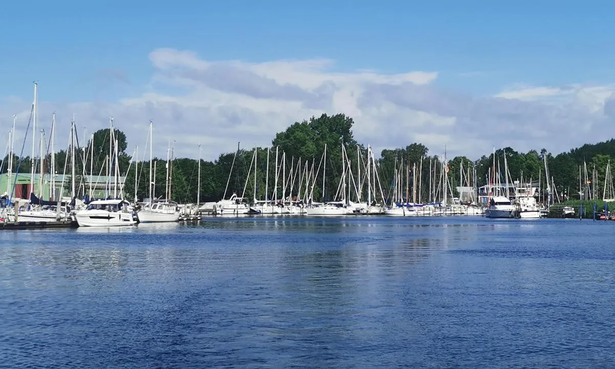 {"base": "de", "no": "Seilforening Travem\u00fcnde", "se": "Seglarklubb Travem\u00fcnde", "en": "Yacht Club Travem\u00fcnde", "da": "Sejlforening Travem\u00fcnde", "fr": "Association des navigateurs de Travem\u00fcnde", "de": "Seglerverein Travem\u00fcnde", "es": "Club de Navegaci\u00f3n de Travem\u00fcnde", "it": "Yacht Club Travem\u00fcnde", "pt": "Associa\u00e7\u00e3o de Velejadores de Travem\u00fcnde", "nl": "Zeilvereniging Travem\u00fcnde", "pl": "Stowarzyszenie \u017beglarskie Travem\u00fcnde", "uk": "\u042f\u0445\u0442-\u043a\u043b\u0443\u0431 \u0422\u0440\u0430\u0432\u0435\u043c\u044e\u043d\u0434\u0435", "ro": "Clubul de Naviga\u021bie Travem\u00fcnde", "tr": "Travem\u00fcnde Yat Kul\u00fcb\u00fc", "el": "\u0399\u03c3\u03c4\u03b9\u03bf\u03c0\u03bb\u03bf\u03ca\u03ba\u03cc\u03c2 \u038c\u03bc\u03b9\u03bb\u03bf\u03c2 \u03a4\u03c1\u03b1\u03b2\u03ad\u03bc\u03b9\u03bd\u03c4\u03b5", "cs": "Jachta\u0159sk\u00fd klub Travem\u00fcnde", "hu": "Travem\u00fcndei Vitorl\u00e1s Egyes\u00fclet", "fi": "Travem\u00fcnden purjehdusseura", "bg": "\u041a\u043b\u0443\u0431 \u0437\u0430 \u0432\u0435\u0442\u0440\u043e\u0445\u043e\u0434\u0441\u0442\u0432\u043e \u0422\u0440\u0430\u0432\u0435\u043c\u044e\u043d\u0434\u0435", "sr": "\u0408\u0430\u0445\u0442\u0438\u043d\u0433 \u043a\u043b\u0443\u0431 \u0422\u0440\u0430\u0432\u0435\u043c\u0438\u043d\u0434\u0435", "et": "Travelleri Purjetajate Klubi", "lv": "Trevermundes Bur\u0101\u0161anas klubs", "lt": "Travem\u00fcnd\u0117s buriavimo klubas"}
