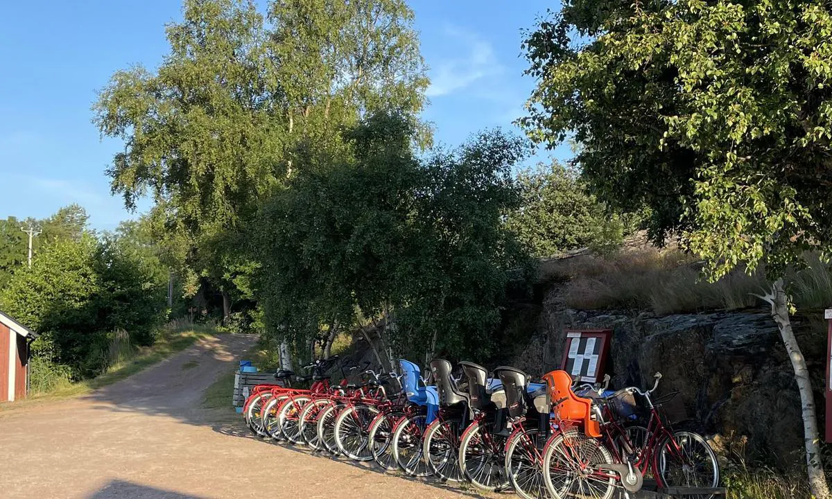 Seglinge: {"base": "en", "no": "Sykler til leie.", "se": "Cyklar f\u00f6r uthyrning.", "en": "Bikes for rent.", "da": "Cykler til leje.", "fr": "V\u00e9los \u00e0 louer.", "de": "Fahrr\u00e4der zu vermieten.", "es": "Alquiler de bicicletas.", "it": "Biciclette a noleggio.", "pt": "Bicicletas para alugar.", "nl": "Fietsen te huur.", "pl": "Rowery do wynaj\u0119cia.", "uk": "\u041e\u0440\u0435\u043d\u0434\u0430 \u0432\u0435\u043b\u043e\u0441\u0438\u043f\u0435\u0434\u0456\u0432.", "ro": "Biciclete de \u00eenchiriat.", "tr": "Kiralanabilir bisikletler.", "el": "\u0395\u03bd\u03bf\u03b9\u03ba\u03af\u03b1\u03c3\u03b7 \u03c0\u03bf\u03b4\u03b7\u03bb\u03ac\u03c4\u03c9\u03bd.", "cs": "P\u016fj\u010dovna kol.", "hu": "B\u00e9relhet\u0151 ker\u00e9kp\u00e1rok.", "fi": "Vuokrapy\u00f6ri\u00e4 saatavilla.", "bg": "\u041a\u043e\u043b\u0435\u043b\u0435\u0442\u0430 \u043f\u043e\u0434 \u043d\u0430\u0435\u043c.", "sr": "Bicikli za iznajmljivanje.", "et": "Renditavad jalgrattad.", "lv": "Velosip\u0113di \u012brei.", "lt": "Dvira\u010diai nuomai."}