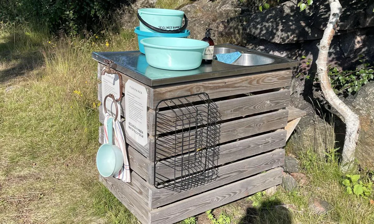Seglinge: {"base": "en", "no": "To vaskestasjoner, ta med vann fra br\u00f8nnen.", "se": "Tv\u00e5 tv\u00e4ttstationer, h\u00e4mta vatten fr\u00e5n brunn.", "en": "Two wash up stations, carry water from well.", "da": "To vaskepladser, b\u00e6r vand fra br\u00f8nd.", "fr": "Deux stations de lavage, apportez l'eau du puits.", "de": "Zwei Abwaschstationen, Wasser wird aus dem Brunnen geholt.", "es": "Dos estaciones de lavado, llevan agua del pozo.", "it": "Due stazioni per il lavaggio, portare acqua dal pozzo.", "pt": "Duas esta\u00e7\u00f5es de lavagem, carregam \u00e1gua do po\u00e7o.", "nl": "Twee afwasstations, water uit de put halen.", "pl": "Dwie stacje do mycia, woda przynoszona ze studni.", "uk": "\u0414\u0432\u0456 \u0441\u0442\u0430\u043d\u0446\u0456\u0457 \u0434\u043b\u044f \u043c\u0438\u0442\u0442\u044f, \u0432\u043e\u0434\u0430 \u0437 \u043a\u043e\u043b\u043e\u0434\u044f\u0437\u044f.", "ro": "Dou\u0103 sta\u021bii de sp\u0103lare, aduc ap\u0103 din pu\u021b.", "tr": "\u0130ki y\u0131kama istasyonu, kuyudan su ta\u015f\u0131ma.", "el": "\u0394\u03cd\u03bf \u03c3\u03c4\u03b1\u03b8\u03bc\u03bf\u03af \u03c0\u03bb\u03c5\u03c3\u03af\u03bc\u03b1\u03c4\u03bf\u03c2, \u03c6\u03ad\u03c1\u03c4\u03b5 \u03bd\u03b5\u03c1\u03cc \u03b1\u03c0\u03cc \u03c4\u03bf \u03c0\u03b7\u03b3\u03ac\u03b4\u03b9.", "cs": "Dv\u011b stanice na myt\u00ed, p\u0159in\u00e9st vodu ze studny.", "hu": "K\u00e9t mos\u00f3\u00e1llom\u00e1s, vizet sz\u00e1ll\u00edtanak a k\u00fatb\u00f3l.", "fi": "Kaksi pesupaikkaa, kanna vett\u00e4 kaivosta.", "bg": "\u0414\u0432\u0435 \u0441\u0442\u0430\u043d\u0446\u0438\u0438 \u0437\u0430 \u043c\u0438\u0435\u043d\u0435, \u043d\u043e\u0441\u0435\u0442\u0435 \u0432\u043e\u0434\u0430 \u043e\u0442 \u043a\u043b\u0430\u0434\u0435\u043d\u0435\u0446\u0430.", "sr": "Dve stanice za pranje, nosite vodu iz bunara.", "et": "Kaks pesemisjaama, toovad vett kaevust.", "lv": "Divas mazg\u0101\u0161an\u0101s stacijas, \u016bdens no akas.", "lt": "Dvi prausyklos stotys, vanduo ne\u0161amas i\u0161 \u0161ulinio."}