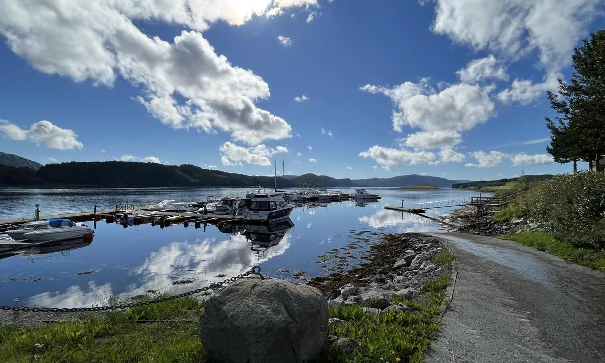 {"base": "no", "no": "Seierstad b\u00e5thavn med b\u00e5tutsett", "se": "Seierstad b\u00e5thamn med b\u00e5tramp", "en": "Seierstad boat harbour with boat launch", "da": "Seierstad b\u00e5dehavn med b\u00e5dis\u00e6tning"}