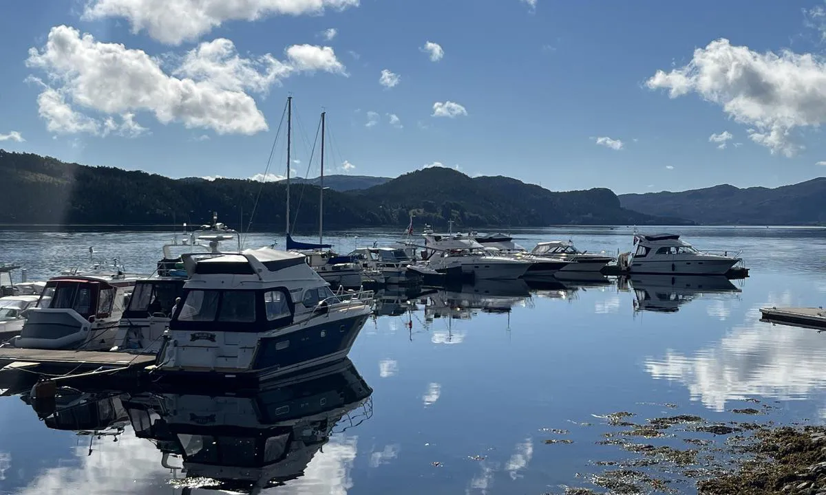 {"base": "no", "no": "Seierstad b\u00e5thavn.", "se": "Seierstad sm\u00e5b\u00e5tshamn.", "en": "Seierstad boat harbour.", "da": "Seierstad b\u00e5dehavn."}