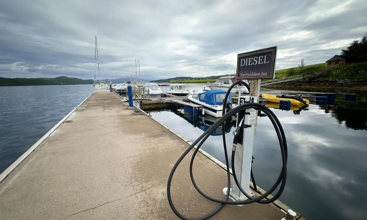 Seierstad - Jøa: {"base": "no", "no": "Diselfylling p\u00e5 nordlige del av flytebryggen", "se": "Dieselp\u00e5fyllning p\u00e5 den norra delen av flytbryggan", "en": "Diesel filling on the northern part of the floating dock", "da": "Dieselfyldning p\u00e5 nordlige del af flydebroen"}