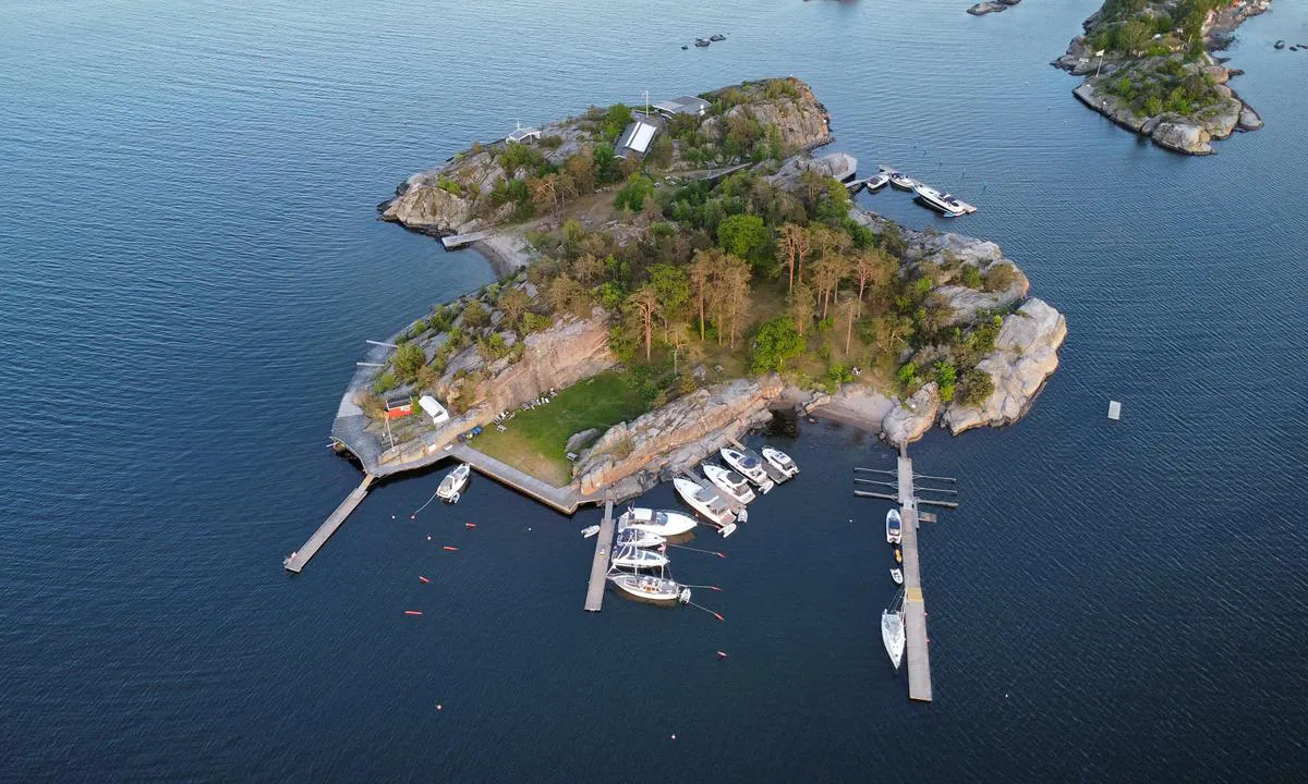 {"base": "no", "no": "Seilerholmens nordside. Tre brygger med en miks av longside og mot brygga. Bruk ikke dregg, men de utlagte b\u00f8yene.", "se": "Seilerholmens norra sida. Tre bryggor med en blandning av l\u00e5ngsides och mot bryggan. Anv\u00e4nd inte dragg, utan de utlagda bojarna.", "en": "Seilerholmen's north side. Three piers with a mix of alongside and end-on moorings. Do not use an anchor, but the laid-out buoys.", "da": "Sejlerholmens nordside. Tre broer med en blanding af longside og mod broen. Brug ikke anker, men de udlagte b\u00f8jer."}