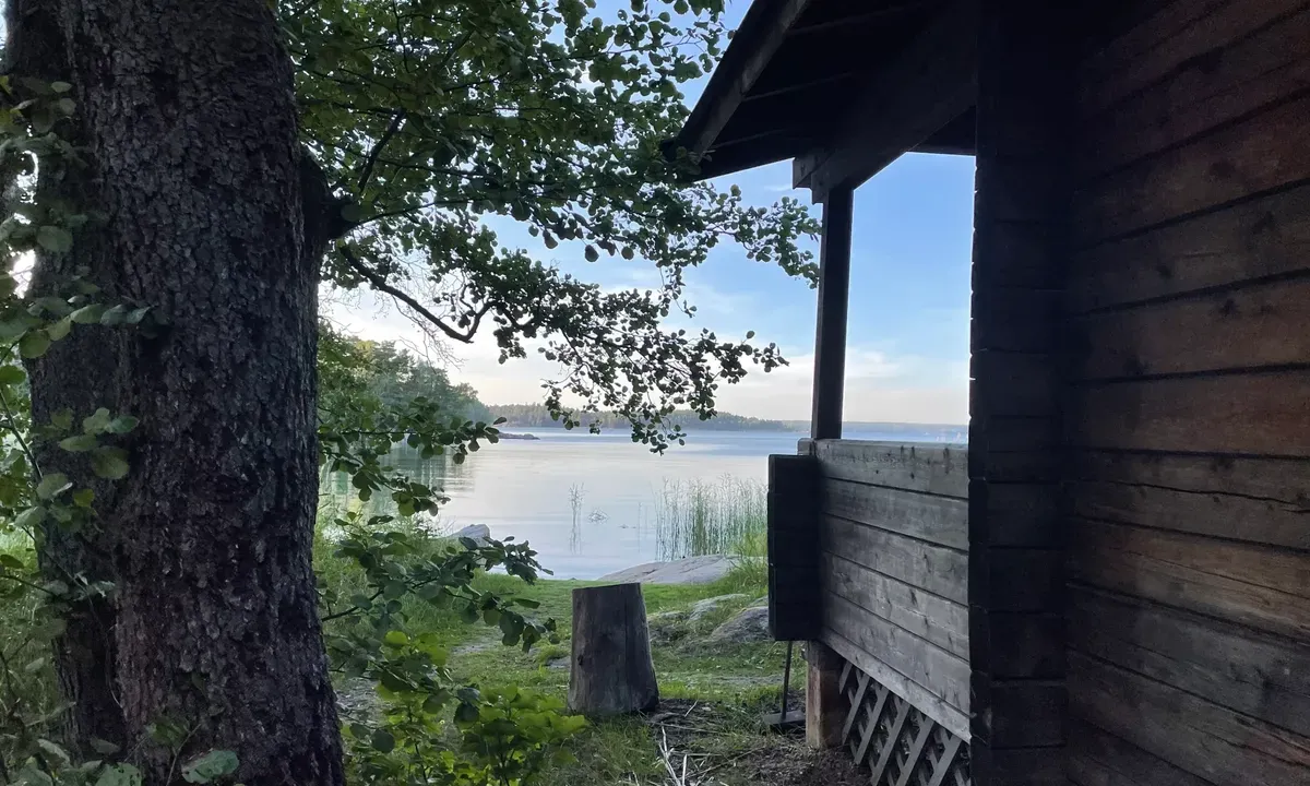 Seili Själö: {"base": "fi", "no": "Strandbadstue. Litt grunt for voksne \u00e5 sv\u00f8mme.", "se": "Bastustrand. Lite grunt f\u00f6r vuxna att simma.", "en": "Beach sauna. A bit shallow for adults to swim.", "da": "Kystsauna. Noget lavvandet for voksne at sv\u00f8mme.", "fr": "Sauna sur la plage. Un peu peu profond pour que les adultes puissent nager.", "de": "Strandsauna. Etwas flach f\u00fcr Erwachsene zum Schwimmen.", "es": "Sauna en la playa. Un poco poco profundo para que los adultos naden.", "it": "Sauna sulla riva. Un po' poco profondo per nuotare per gli adulti.", "pt": "Sauna \u00e0 beira-mar. Um pouco rasa para adultos nadarem.", "nl": "Oever sauna. Een beetje ondiep om te zwemmen voor volwassenen.", "pl": "<p>Sauna nad brzegiem. Troch\u0119 p\u0142ytko dla doros\u0142ych do p\u0142ywania.</p>", "uk": "\u0411\u0435\u0440\u0435\u0433\u043e\u0432\u0430 \u0441\u0430\u0443\u043d\u0430. \u0414\u0435\u0449\u043e \u043c\u0456\u043b\u043a\u043e \u0434\u043b\u044f \u0434\u043e\u0440\u043e\u0441\u043b\u0438\u0445 \u0434\u043b\u044f \u043f\u043b\u0430\u0432\u0430\u043d\u043d\u044f.", "ro": "Saun\u0103 pe plaj\u0103. Pu\u021bin prea pu\u021bin ad\u00e2nc pentru adul\u021bi pentru a \u00eenota.", "tr": "Sahilyolu saunas\u0131. Yeti\u015fkinlerin y\u00fczmesi i\u00e7in biraz s\u0131\u011f.", "el": "\u03a0\u03b1\u03c1\u03b1\u03b8\u03b1\u03bb\u03ac\u03c3\u03c3\u03b9\u03b1 \u03c3\u03ac\u03bf\u03c5\u03bd\u03b1. \u039b\u03af\u03b3\u03bf \u03c1\u03b7\u03c7\u03ac \u03b3\u03b9\u03b1 \u03c4\u03bf\u03c5\u03c2 \u03b5\u03bd\u03ae\u03bb\u03b9\u03ba\u03b5\u03c2 \u03b3\u03b9\u03b1 \u03ba\u03bf\u03bb\u03cd\u03bc\u03c0\u03b9.", "cs": "Pob\u0159e\u017en\u00ed sauna. Trochu m\u011blk\u00e9 pro plav\u00e1n\u00ed dosp\u011bl\u00fdch.", "hu": "Parti szauna. Egy kicsit sek\u00e9ly a feln\u0151ttek \u00fasz\u00e1s\u00e1hoz.", "fi": "Rantasauna. A bit shallow for adults to swim.", "bg": "\u0420\u0430\u043d\u0442\u0430\u0441\u0430\u0443\u043d\u0430\u0442\u0430. \u041c\u0430\u043b\u043a\u043e \u043f\u043b\u0438\u0442\u043a\u043e \u0437\u0430 \u0432\u044a\u0437\u0440\u0430\u0441\u0442\u043d\u0438 \u0434\u0430 \u043f\u043b\u0443\u0432\u0430\u0442.", "sr": "\u041e\u0431\u0430\u043b\u043d\u0430 \u0441\u0430\u0443\u043d\u0430. \u041f\u043b\u0438\u0442\u043a\u043e \u0437\u0430 \u043e\u0434\u0440\u0430\u0441\u043b\u0435 \u0437\u0430 \u043f\u043b\u0438\u0432\u0430\u045a\u0435.", "et": "Randasaun. T\u00e4iskasvanutele veidi madal ujumiseks.", "lv": "Krastmala sauna. Nedaudz p\u0101r\u0101k sekls peld\u0113\u0161anai pieaugu\u0161ajiem.", "lt": "Pakrant\u0117s pirtis. Suaugusiems kiek seklu plaukti."}