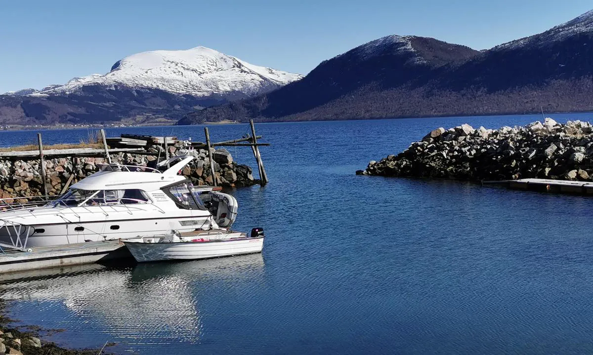 Sekken Småbåthavn: {"base": "no", "no": "Gjestebrygge p\u00e5 nordsiden ved innl\u00f8pet. Enden mot land st\u00e5r p\u00e5 grunn ved lavvann. B\u00e5ter over 35 fot m\u00e5 trekkes no ut.", "se": "G\u00e4stbrygga p\u00e5 norra sidan vid inloppet. \u00c4nden mot land st\u00e5r p\u00e5 grund vid l\u00e5gvatten. B\u00e5tar \u00f6ver 35 fot m\u00e5ste dras ut n\u00e5got.", "en": "Guest dock on the north side of the inlet. The end towards land is grounded at low tide. Boats over 35 feet must be pulled out.", "da": "G\u00e6stebro p\u00e5 nordsiden ved indl\u00f8bet. Enden mod land st\u00e5r p\u00e5 grund ved lavvande. B\u00e5de over 35 fod skal tr\u00e6kkes ud."}
