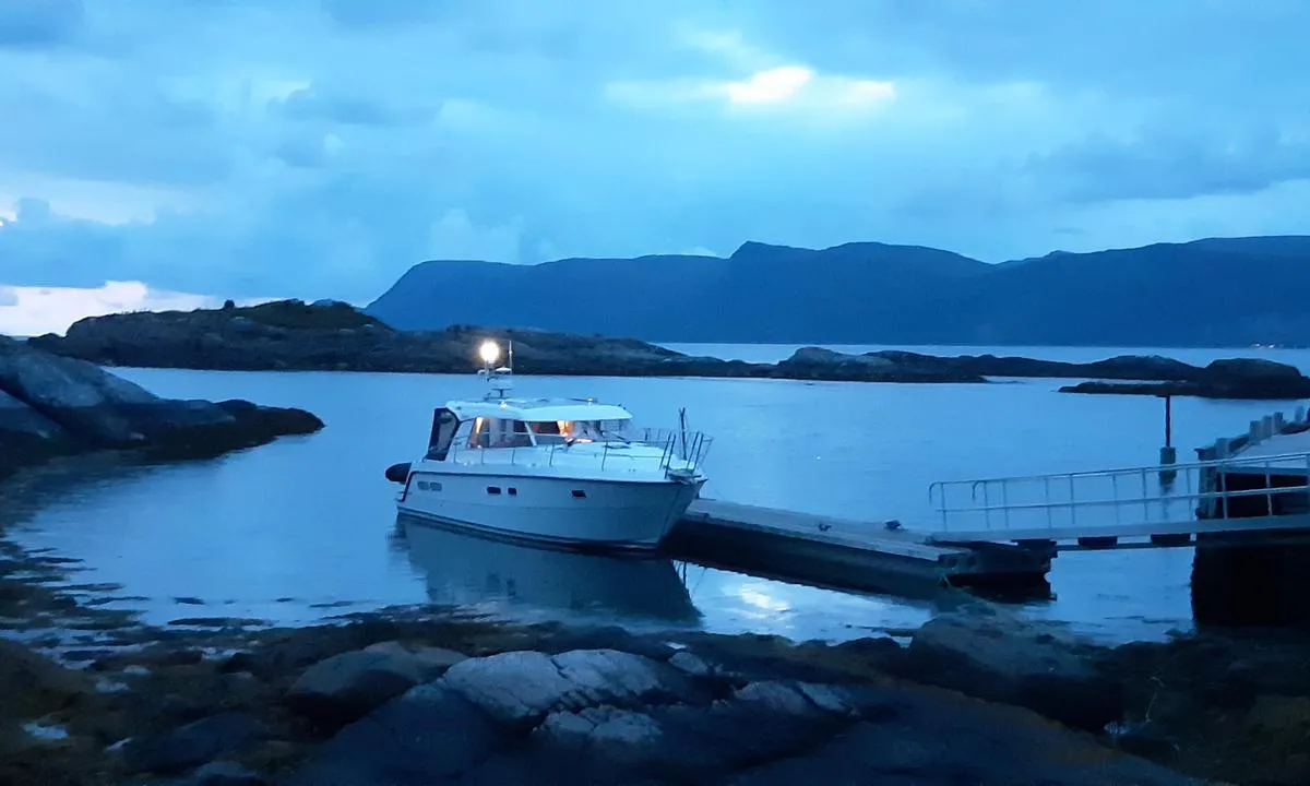 Selja - Klostervågen: Vi parkerte på innsiden av flytebryggen men der er det ikke særlig dybde.