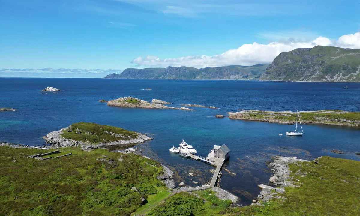 Selja - Klostervågen: Harbour in good weather!!  Anchor is possible where the sailoat is.  The floating jetty are used by the motor-boat for tourist guiding to the monistery.  The other side is very shallow, and is not suited for saliboat.  There is also a jetty in front of building.