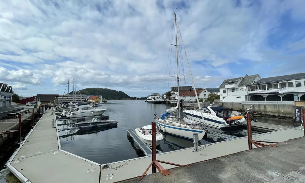 Seljevågen Gjestehamn: {"base": "no", "no": "Nytt bryggeanlegg", "se": "Nytt brygganl\u00e4gg", "en": "New pier facility", "da": "Nyt broanl\u00e6g"}