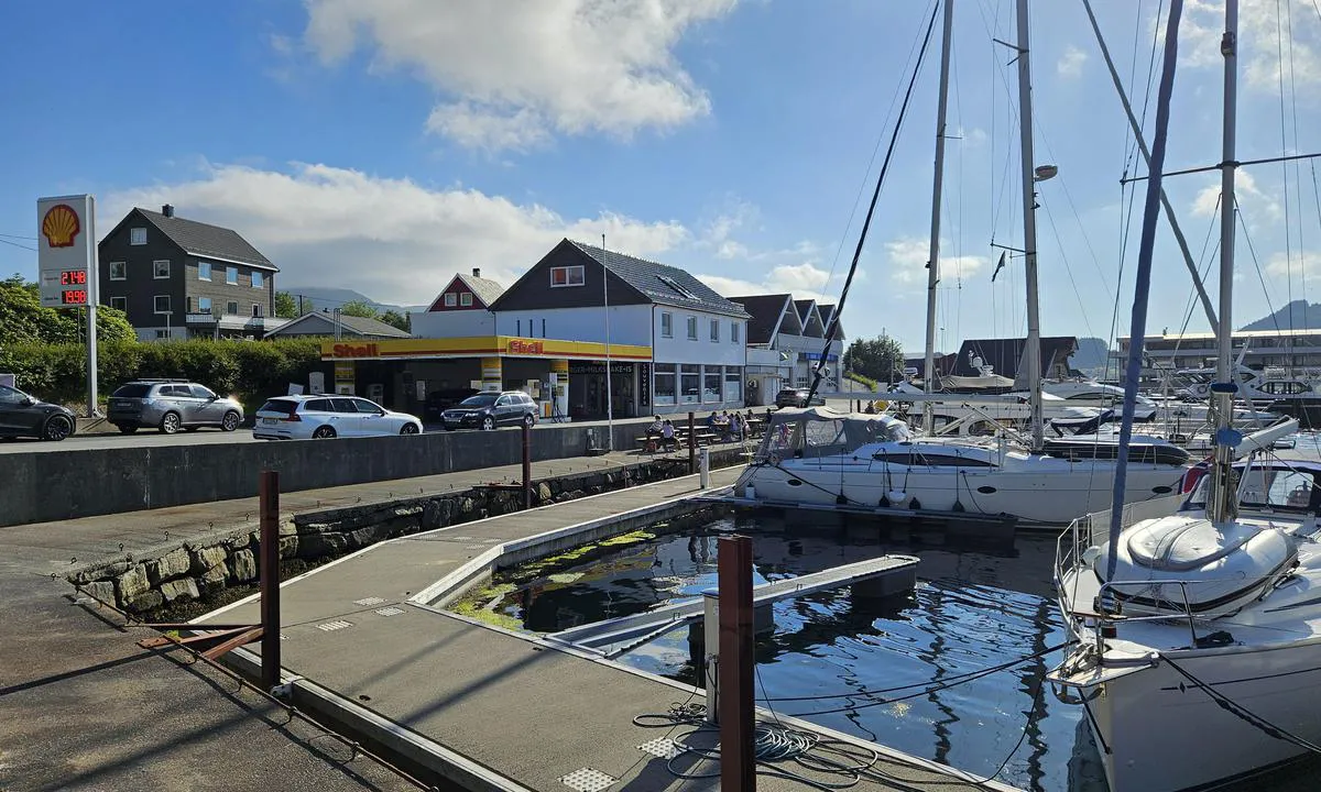 Seljevågen Gjestehamn: {"base": "no", "no": "MIX kiosken finner du i bygget midt p\u00e5 bildet (Bensinstasjonen)", "se": "MIX-kiosken hittar du i byggnaden mitt p\u00e5 bilden (Bensinstationen)", "en": "The MIX kiosk can be found in the building in the middle of the picture (The Gas Station)", "da": "MIX kiosken finder du i bygningen midt p\u00e5 billedet (Benzinstationen)"}