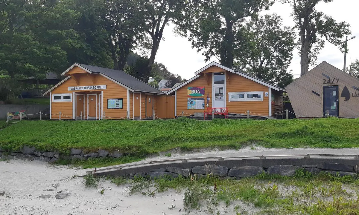 Seljevågen Gjestehamn: {"base": "no", "no": "Servicebygg med dusj, toalett, vask og t\u00f8rk.\r\nLigger ved nedgangen til stranden.", "se": "Servicebyggnad med dusch, toalett, tv\u00e4tt och torkning. <br> Ligger vid nedg\u00e5ngen till stranden.", "en": "Service building with shower, toilet, wash and dry. Located at the entrance to the beach.", "da": "Servicebygning med bruser, toilet, vask og t\u00f8rring. Ligger ved nedgangen til stranden."}