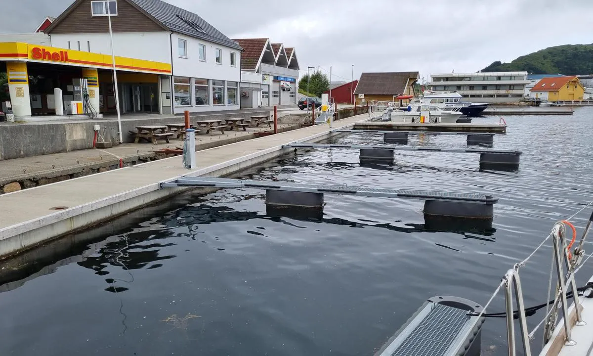 Seljevågen Gjestehamn: {"base": "no", "no": "Nytt bryggeanlegg", "se": "Nytt brygganl\u00e4gg", "en": "New dock facility", "da": "Nyt broanl\u00e6g"}