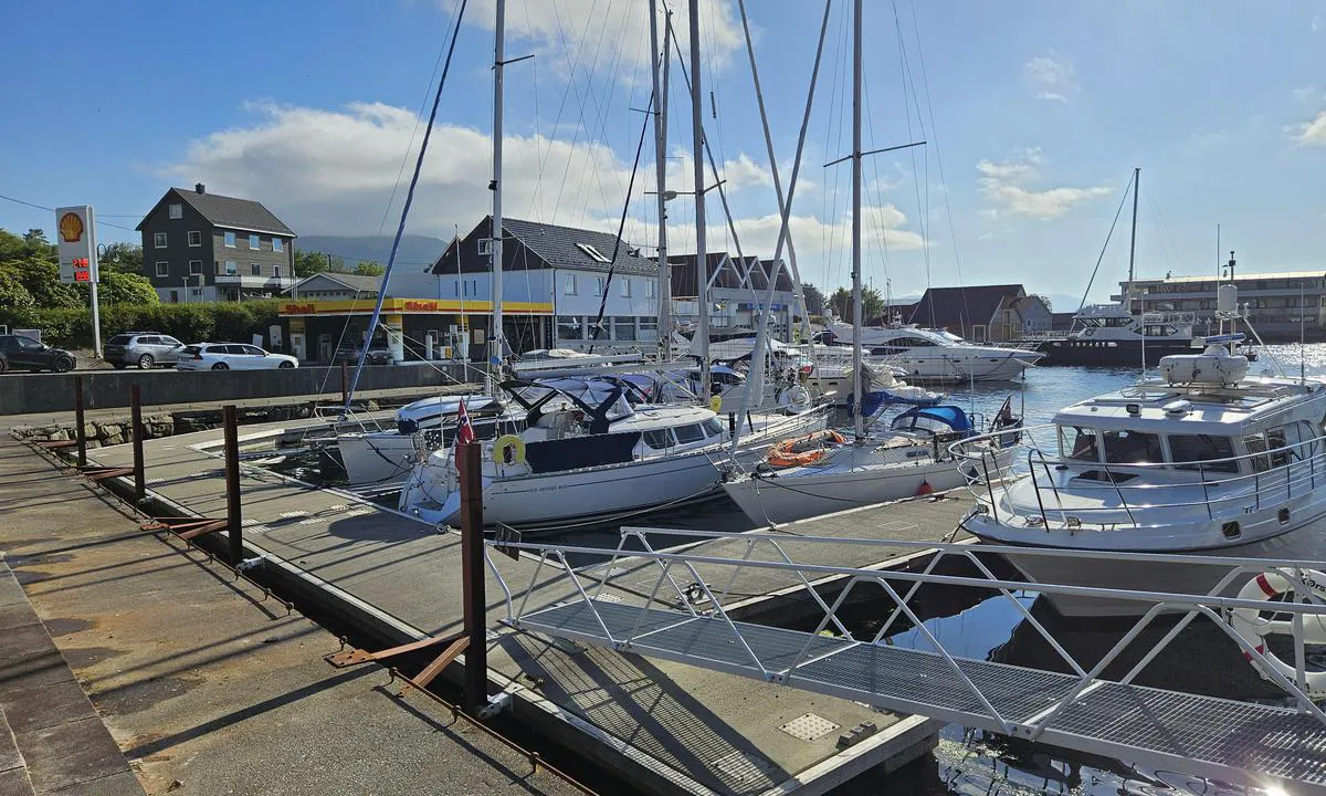 Seljevågen Gjestehamn: {"base": "no", "no": "Full havn og fint v\u00e6r.", "se": "Full hamn och fint v\u00e4der.", "en": "Full harbor and fine weather.", "da": "Fuld havn og fint vejr."}
