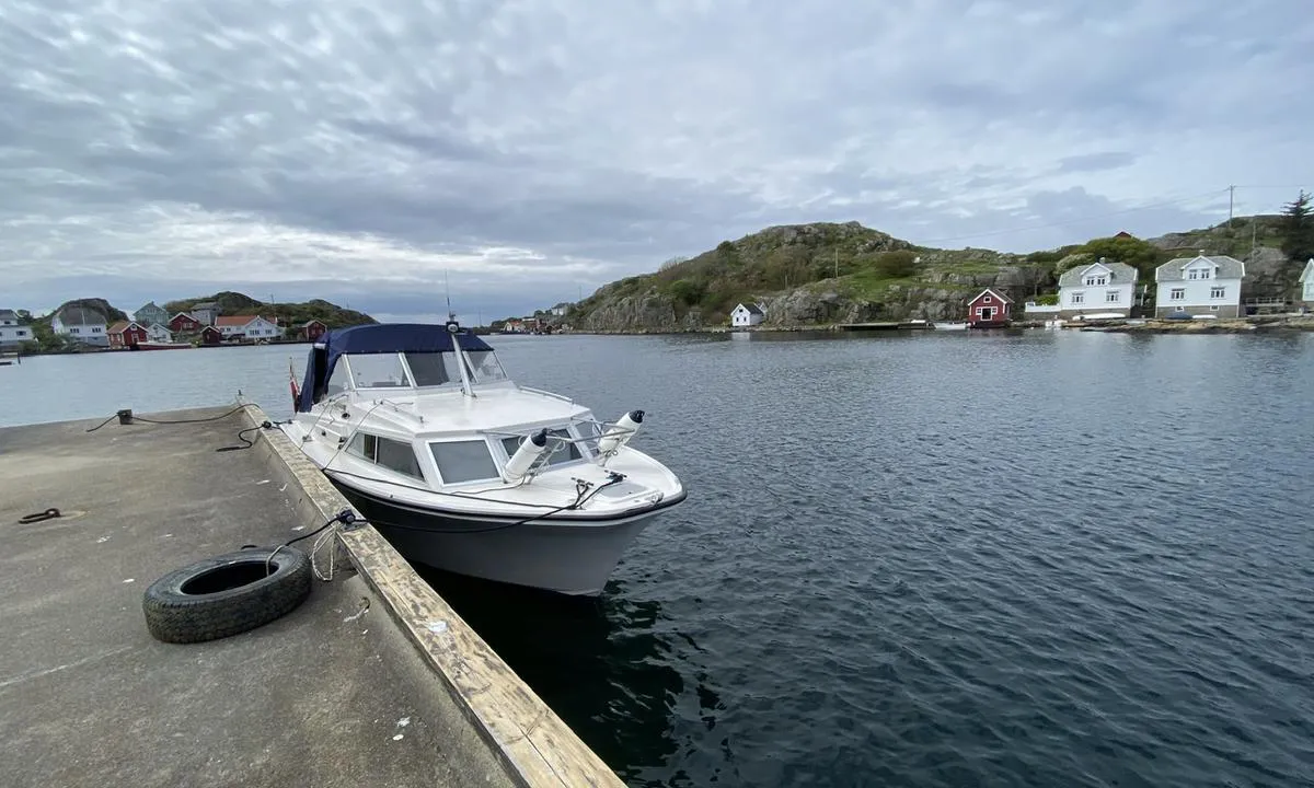 Sæløer: {"base": "no", "no": "Brygga i innl\u00f8pet til Sel\u00f8y", "se": "Bryggan i inloppet till Sel\u00f8y", "en": "The jetty at the entrance to Sel\u00f8y", "da": "Bryggen i indl\u00f8bet til Sel\u00f8y"}