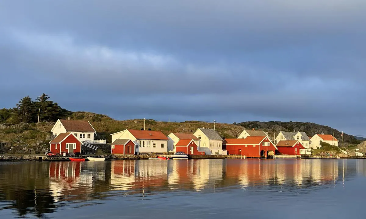 Sæløer: {"base": "no", "no": "Kveld p\u00e5 Sel\u00f8y. Vi ligger til privat kai mot motsatt side, men fint \u00e5 ligge p\u00e5 svai midt mellom Austre og Vestre Seli.", "se": "Kv\u00e4ll p\u00e5 Sel\u00f8y. Vi ligger vid privat kaj mot motsatta sidan, men det \u00e4r fint att ligga f\u00f6r ankar mitt emellan \u00d6stra och V\u00e4stra Seli.", "en": "Evening at Sel\u00f8y. We are docked at a private quay on the opposite side, but it's nice to anchor in the middle between Austre and Vestre Seli.", "da": "Aften p\u00e5 Sel\u00f8y. Vi ligger ved en privat kaj mod den modsatte side, men det er fint at ligge for svaj midt mellem \u00d8stre og Vestre Seli."}