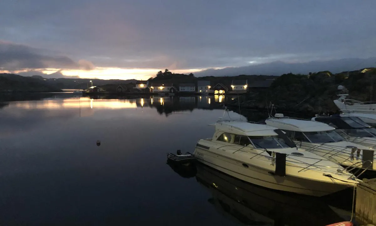 Sæløer: {"base": "no", "no": "Morgenstemning ved moloen. Morgengry kl 03.20.", "se": "Morgonscen vid piren. Gryning kl 03.20.", "en": "Morning mood at the breakwater. Dawn at 03:20.", "da": "Morgenstemning ved molen. Morgengry kl. 03.20."}
