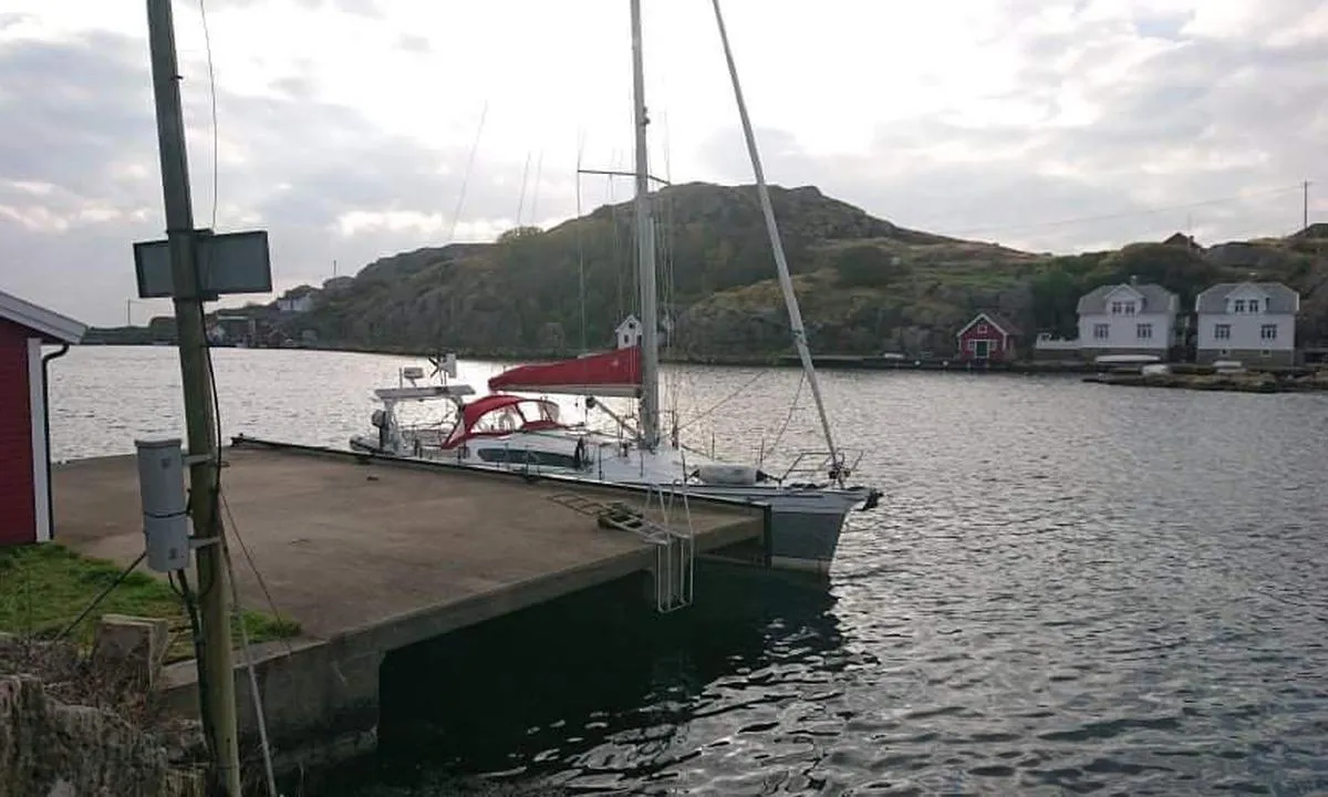 Sæløer: Offentlig brygge på babord side på vei inn i bukta. Ca 15 meter lang.