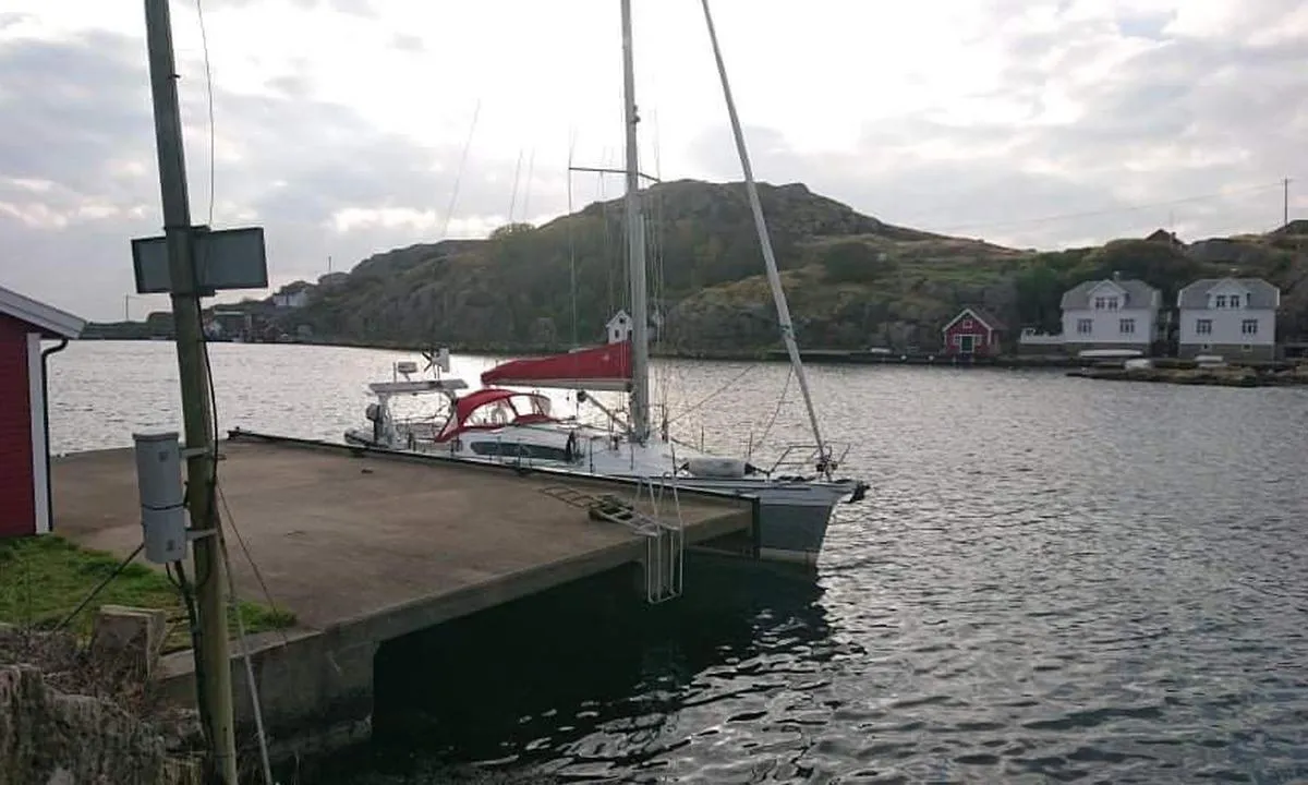 Sæløer: {"base": "no", "no": "Offentlig brygge p\u00e5 babord side p\u00e5 vei inn i bukta. Ca 15 meter lang.", "se": "Offentlig brygga p\u00e5 babord sida p\u00e5 v\u00e4g in i bukten. Ca 15 meter l\u00e5ng.", "en": "Public dock on the port side on the way into the bay. Approximately 15 meters long.", "da": "Offentlig bro p\u00e5 bagbord side p\u00e5 vej ind i bugten. Ca. 15 meter lang."}