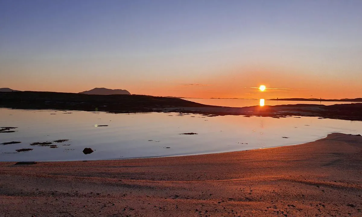 Selsøyvågen - Hestmona: {"base": "no", "no": "Solnedgang i Solvika", "se": "Solnedg\u00e5ng i Solviken", "en": "Sunset in Solvika", "da": "Solnedgang i Solvigen"}