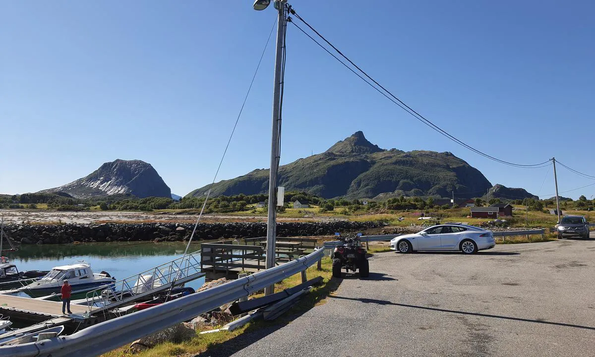Selsøyvågen - Hestmona: {"base": "no", "no": "B\u00e5thavna med Hestmann i bakgrunn.", "se": "B\u00e5tshamnen med H\u00e4stmannen i bakgrunden.", "en": "The marina with Hestmann in the background.", "da": "B\u00e5dhavnen med Hestmann i baggrunden."}