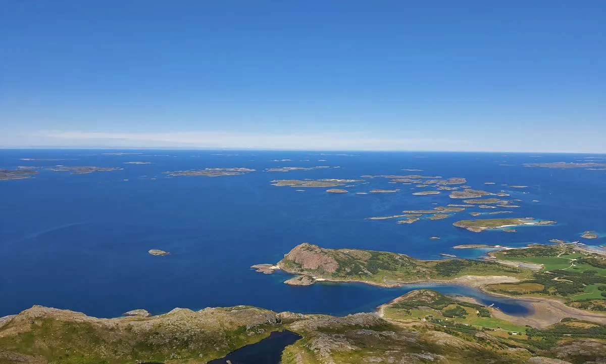 Selsøyvågen - Hestmona: {"base": "no", "no": "Bilde fra toppen av Hestmann,  mot gjestehavna helt til h\u00f8yre i bildet, og badeplassen.", "se": "Bild fr\u00e5n toppen av Hestmann, mot g\u00e4sthamnen l\u00e4ngst till h\u00f6ger i bilden, och badplatsen.", "en": "Picture from the top of Hestmann, towards the guest harbor all the way to the right in the image, and the bathing area.", "da": "Billede fra toppen af Hestmann, mod g\u00e6stehavnen helt til h\u00f8jre i billedet, og badestedet."}