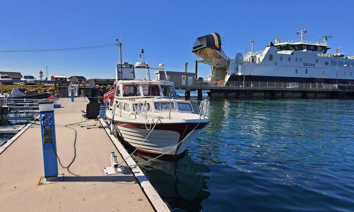 Selsøyvågen - Hestmona: {"base": "no", "no": "Gjestebrygge og ferjekai", "se": "G\u00e4stbrygga och f\u00e4rjekaj", "en": "Guest pier and ferry dock", "da": "G\u00e6stebro og f\u00e6rgekaj"}