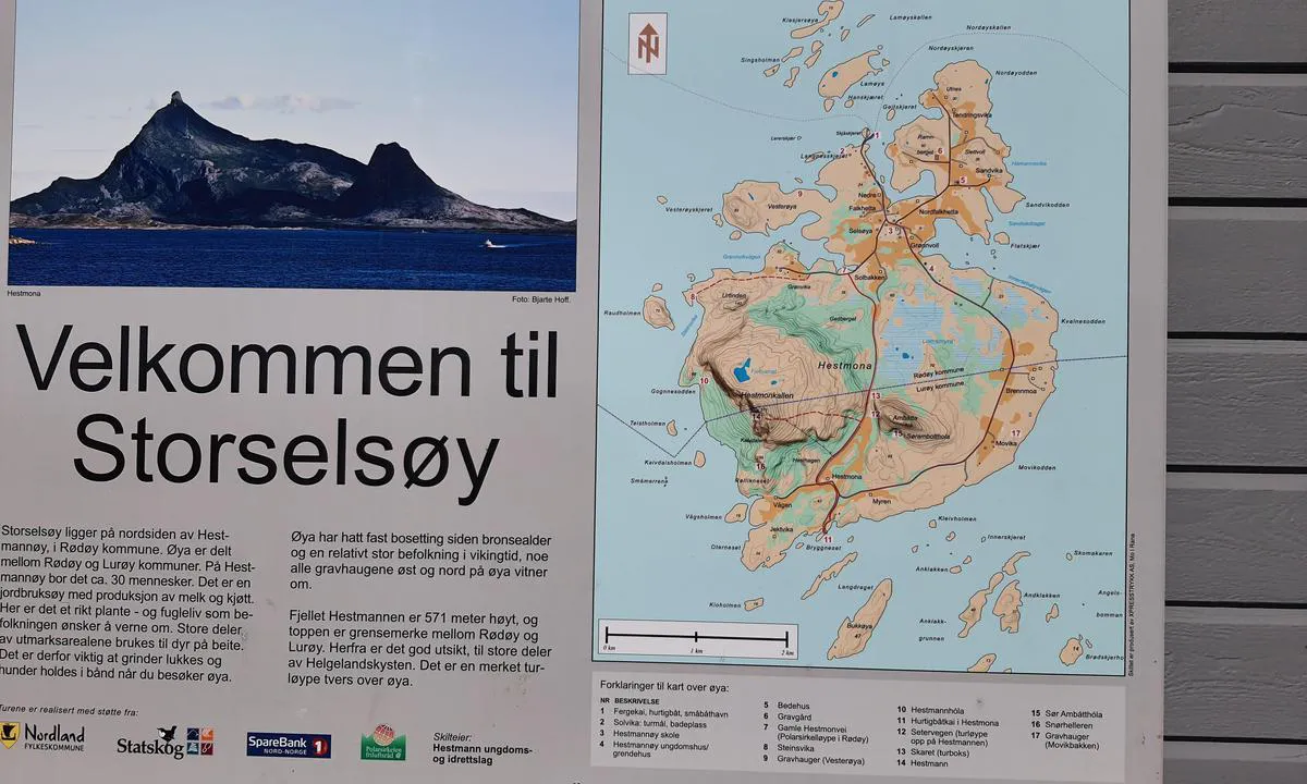 Selsøyvågen - Hestmona: {"base": "no", "no": "Tavla p\u00e5 venterommet.", "se": "Tavla i v\u00e4ntrummet.", "en": "The board in the waiting room.", "da": "Tavlen i ventesalen."}