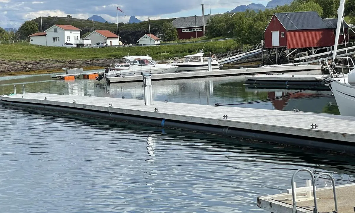 Selsøyvik Handelsted: {"base": "no", "no": "Gjestebrygge. Longside p\u00e5 begge sider.", "se": "G\u00e4stbrygga. L\u00e5ngsida p\u00e5 b\u00e5da sidor.", "en": "Guest jetty. Alongside on both sides.", "da": "G\u00e6stebro. Langside p\u00e5 begge sider."}