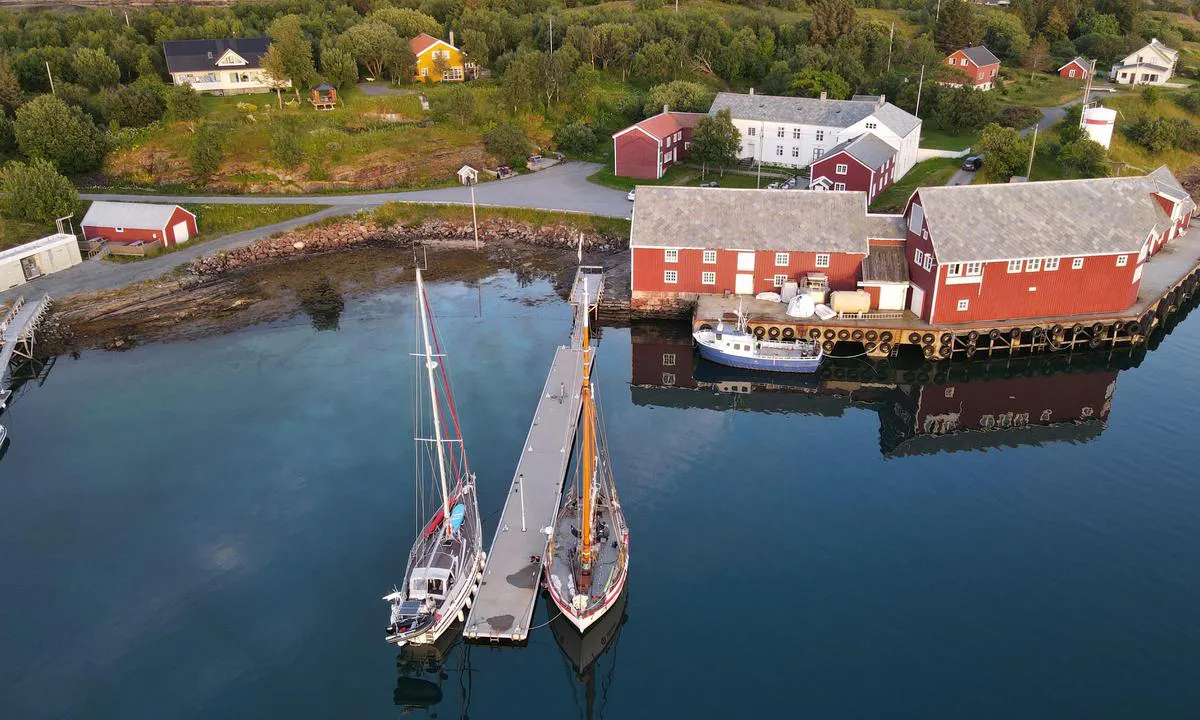 Selsøyvik Handelsted: {"base": "no", "no": "Gjestekaien Sels\u00f8yvik", "se": "G\u00e4stbryggan Sels\u00f8yvik", "en": "Guest Dock Sels\u00f8yvik", "da": "G\u00e6stekaien Sels\u00f8yvik"}