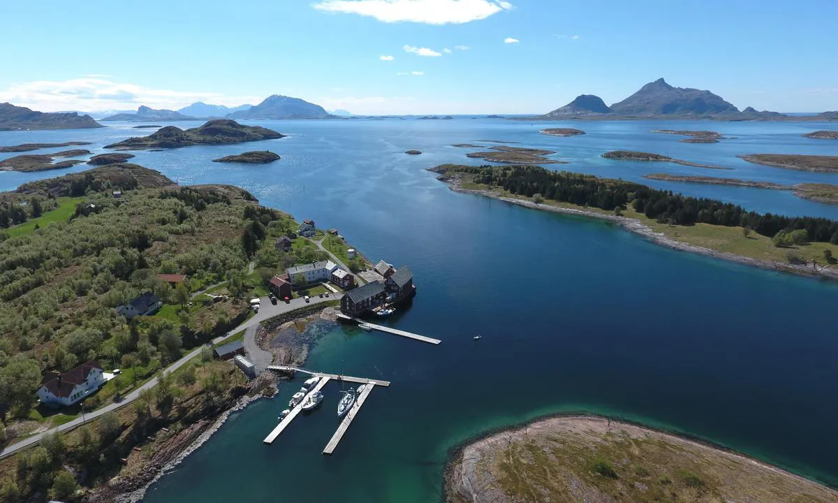 Selsøyvik Handelsted: {"base": "en", "no": "Et s\u00e5 fint sted med vennlige mennesker. Du kan fort\u00f8ye b\u00e5de ved den lange flytebryggen og ved den korte ute i bukten. Vi stopper alltid her p\u00e5 vei nordover.", "se": "En s\u00e5dan trevlig plats med v\u00e4nliga m\u00e4nniskor. Du kan f\u00f6rt\u00f6ja b\u00e5de vid den l\u00e5nga pontonen och vid den korta yttre i bukten. Vi stannar alltid h\u00e4r p\u00e5 v\u00e4g norrut.", "en": "Such a nice place with friendly people. You can berthe both at the long pontoon and at the short outer one in the bay. We always make a stop here on our way north.", "da": "S\u00e5dan et dejligt sted med venlige mennesker. Du kan l\u00e6gge til b\u00e5de ved den lange ponton og ved den korte yderste i bugten. Vi stopper altid her p\u00e5 vores vej mod nord."}