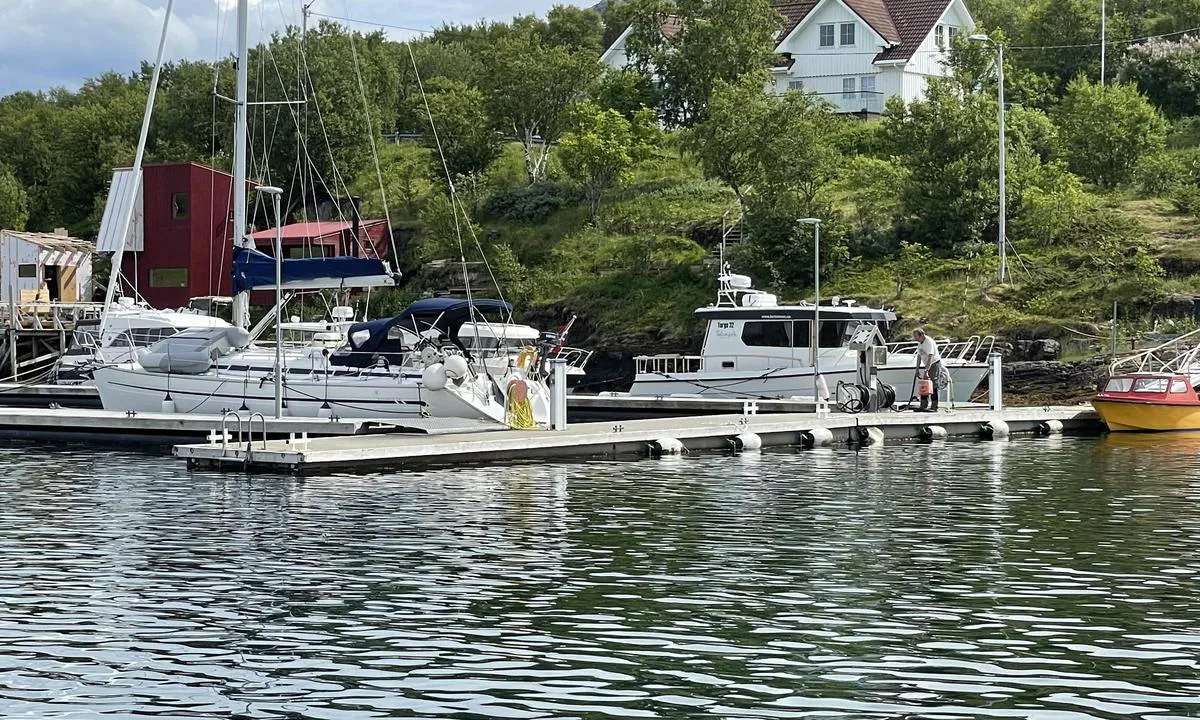 Selsøyvik Handelsted: {"base": "no", "no": "Brygge for fylling av drivstoff.", "se": "Brygga f\u00f6r tankning av drivmedel.", "en": "Dock for fueling.", "da": "Brov til tankning af br\u00e6ndstof."}