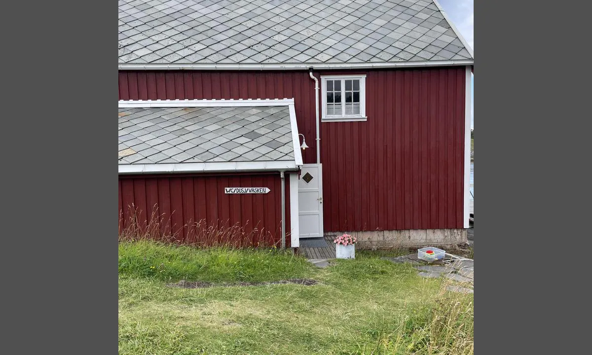 Selsøyvik Handelsted: {"base": "no", "no": "Do, dusj og vaskemaskin", "se": "Toalett, dusch och tv\u00e4ttmaskin", "en": "Toilet, shower, and washing machine", "da": "Toilet, bruser og vaskemaskine"}