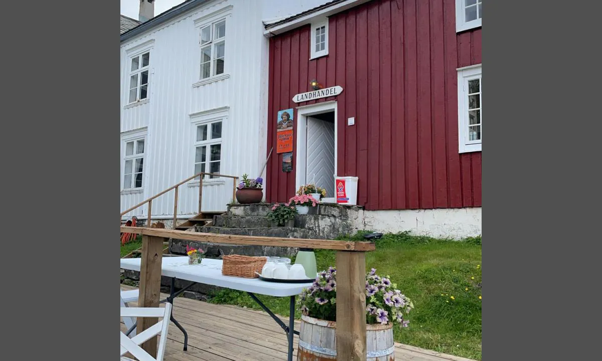 Selsøyvik Handelsted: {"base": "no", "no": "Butikken", "se": "<strong>Aff\u00e4ren</strong>", "en": "The Store", "da": "Butikken"}