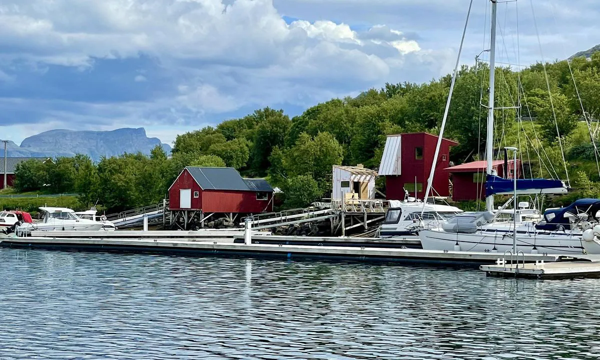 Selsøyvik Handelsted: {"base": "no", "no": "Gjestebrygge sett fra innl\u00f8pet til havna", "se": "G\u00e4stbrygga sedd fr\u00e5n inloppet till hamnen", "en": "Guest pier seen from the entrance to the harbor", "da": "G\u00e6stebro set fra indl\u00f8bet til havnen"}