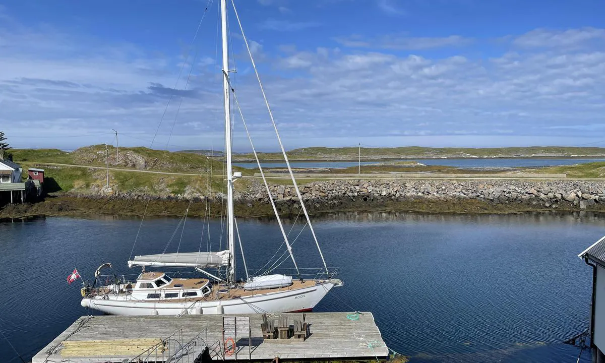 Selvær: {"base": "no", "no": "855m innover fra fergeleiet (i f\u00f8lge plakat) til gjestebrygga som har plass til en b\u00e5t, med str\u00f8m og vann. Dusj og vaskemaskin i et n\u00e6rliggende service hus.", "se": "855m in\u00e5t fr\u00e5n f\u00e4rjel\u00e4get (enligt skylt) till g\u00e4stbryggan som har plats f\u00f6r en b\u00e5t, med el och vatten. Dusch och tv\u00e4ttmaskin i ett n\u00e4rliggande servicehus.", "en": "855m inland from the ferry terminal (according to the sign) to the guest dock which has space for one boat, with electricity and water. Shower and washing machine in a nearby service house.", "da": "855m indad fra f\u00e6rgelejet (if\u00f8lge plakat) til g\u00e6stebroen, der har plads til en b\u00e5d, med str\u00f8m og vand. Bruser og vaskemaskine i et n\u00e6rliggende servicehus."}