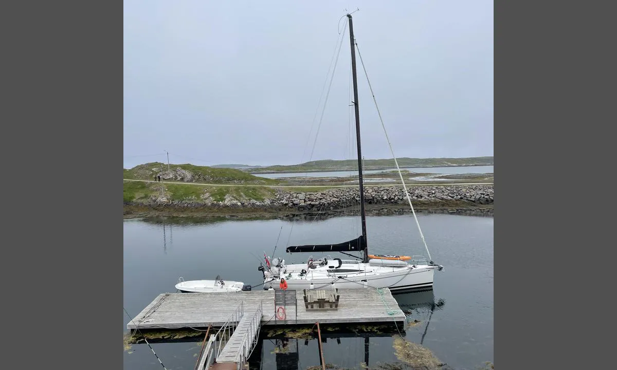 Selvær: {"base": "no", "no": "Liten Kai med plass til 1-2 b\u00e5ter p\u00e5 \u00f8stsiden rett f\u00f8r \u00abbassenget\u00bb innerst. God dybde ved bryggen (ca. 5m).\r\nDet er ogs\u00e5 dusj, toalett og muligheter for klesvask. Kontakt havnevert for \u00e5 f\u00e5 anvist servicebygg", "se": "Liten kaj med plats f\u00f6r 1-2 b\u00e5tar p\u00e5 \u00f6stsidan strax f\u00f6re \u00bbbass\u00e4ngen\u00bb innerst. Bra djup vid bryggan (ca. 5m). Det finns ocks\u00e5 dusch, toalett och m\u00f6jlighet till kl\u00e4dtv\u00e4tt. Kontakta hamnv\u00e4rden f\u00f6r att f\u00e5 anvisat servicebyggnad.", "en": "Small quay with space for 1-2 boats on the east side just before the 'pool' at the innermost part. Good depth at the dock (approximately 5m). There is also a shower, toilet, and laundry facilities. Contact the harbour master to be directed to the service building.", "da": "Lille kaj med plads til 1-2 b\u00e5de p\u00e5 \u00f8stsiden lige f\u00f8r 'bassinet' inderst. God dybde ved bryggen (ca. 5m). Der er ogs\u00e5 bruser, toilet og muligheder for t\u00f8jvask. Kontakt havnev\u00e6rten for at f\u00e5 anvist servicebygning."}