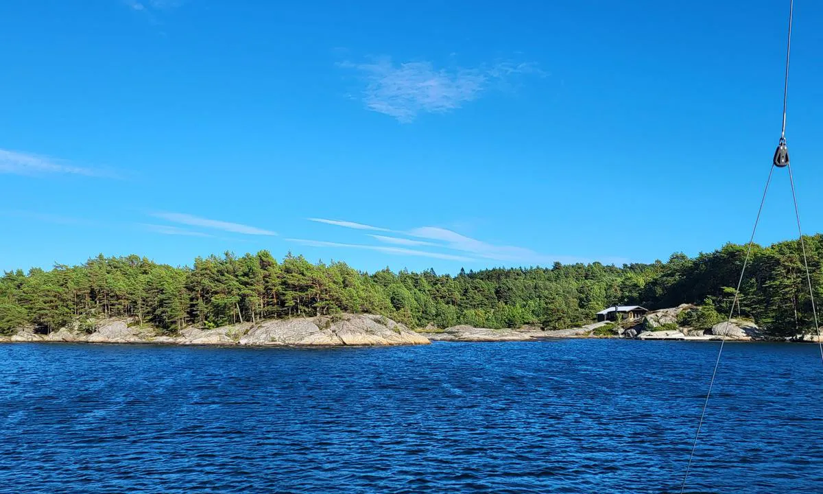 Selvågen - Mandal: Svaberg en kan ligge mot. Vær obs på grunnene.