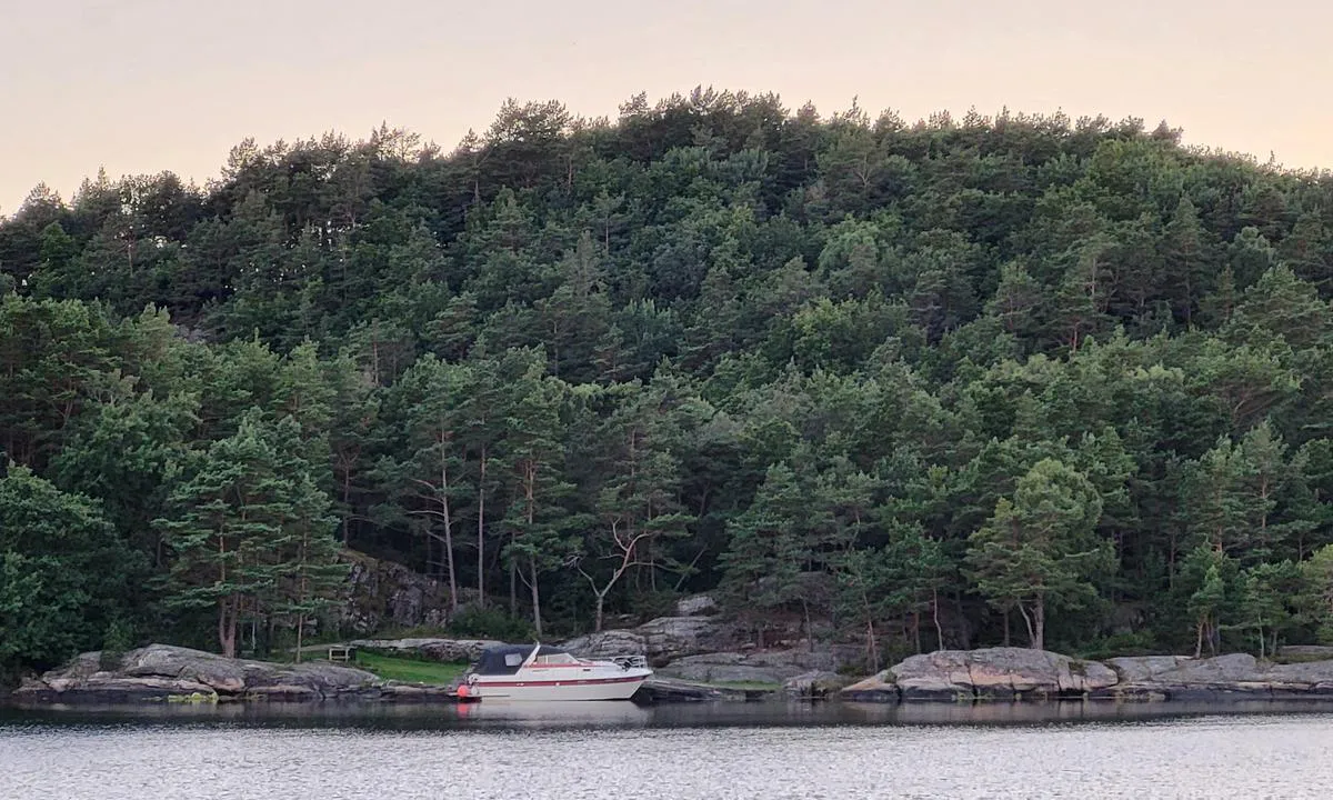 Selvågen - Mandal: {"base": "no", "no": "En b\u00e5t ved brygga innerst i v\u00e5gen", "se": "En b\u00e5t vid bryggan innerst i v\u00e5gen", "en": "A boat at the dock at the innermost part of the bay", "da": "En b\u00e5d ved broen inderst i v\u00e5gen"}