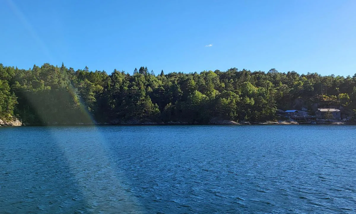 Selvågen - Mandal: {"base": "no", "no": "En brygge innerst i viken i venstre billedkant. Har ett skilt, men ikke sikker p\u00e5 hva det sier.", "se": "En brygga l\u00e4ngst in i viken i v\u00e4nster bildkant. Har en skylt, men \u00e4r inte s\u00e4ker p\u00e5 vad den s\u00e4ger.", "en": "A pier at the innermost part of the bay in the left corner of the picture. Has a sign, but not sure what it says.", "da": "En bro inderst i bugten i venstre billedkant. Har et skilt, men er ikke sikker p\u00e5, hvad der st\u00e5r."}