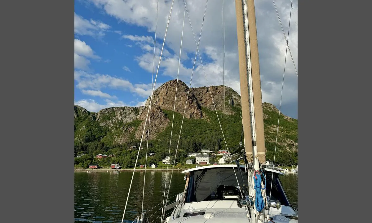 Selvågen - Rødøy: {"base": "en", "no": "Forankret p\u00e5 12,5 meters dybde ved lavvann.", "se": "Ankrad p\u00e5 12,5 meters djup vid l\u00e5gvatten.", "en": "Anchored in 12.5 meters depth at low tide.", "da": "Ankret i 12,5 meters dybde ved lavvande."}
