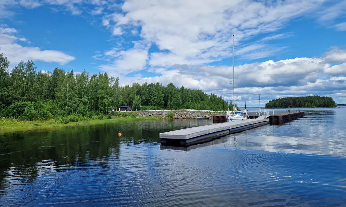 Seskarö Leppäniemikajen: {"base": "en", "no": "Innseiling p\u00e5 innsiden av den flytende trebryggen.", "se": "Ang\u00f6r p\u00e5 den inre sidan av tr\u00e4pontonen.", "en": "Entering on the inner side of the wooden pontoon.", "da": "Indsejling p\u00e5 indersiden af tr\u00e6pontonen.", "fr": "Entrer sur le c\u00f4t\u00e9 int\u00e9rieur du ponton en bois.", "de": "Einlaufen auf der inneren Seite des Holzpontos.", "es": "Entrando por el lado interior del pont\u00f3n de madera.", "it": "Entrando dal lato interno del pontile di legno.", "pt": "Entrando pelo lado interno do pont\u00e3o de madeira.", "nl": "Binnenkomen aan de binnenzijde van het houten ponton.", "pl": "Wej\u015bcie od wewn\u0119trznej strony drewnianego pontonu.", "uk": "\u0421\u0442\u043e\u0440\u043e\u043d\u0430 \u0432\u043d\u0443\u0442\u0440\u0456\u0448\u043d\u044c\u043e\u0433\u043e \u0432\u0445\u043e\u0434\u0443 \u0434\u0435\u0440\u0435\u0432'\u044f\u043d\u043e\u0433\u043e \u043f\u043e\u043d\u0442\u043e\u043d\u0430.", "ro": "Intrarea pe partea interioar\u0103 a pontonului de lemn.", "tr": "Ah\u015fap pontonun i\u00e7 taraf\u0131na giriliyor.", "el": "\u0395\u03b9\u03c3\u03b5\u03c1\u03c7\u03cc\u03bc\u03b5\u03bd\u03bf\u03b9 \u03c3\u03c4\u03b7\u03bd \u03b5\u03c3\u03c9\u03c4\u03b5\u03c1\u03b9\u03ba\u03ae \u03c0\u03bb\u03b5\u03c5\u03c1\u03ac \u03c4\u03b7\u03c2 \u03be\u03cd\u03bb\u03b9\u03bd\u03b7\u03c2 \u03b1\u03c0\u03bf\u03b2\u03ac\u03b8\u03c1\u03b1\u03c2.", "cs": "Vplouv\u00e1n\u00ed na vnit\u0159n\u00ed stranu d\u0159ev\u011bn\u00e9ho pontonu.", "hu": "Bel\u00e9p\u00e9s a f\u00e1b\u00f3l k\u00e9sz\u00fclt ponton bels\u0151 oldal\u00e1n.", "fi": "Saapuminen puisen ponttonin sis\u00e4puolelle.", "bg": "\u0412\u043b\u0438\u0437\u0430\u043d\u0435 \u043e\u0442 \u0432\u044a\u0442\u0440\u0435\u0448\u043d\u0430\u0442\u0430 \u0441\u0442\u0440\u0430\u043d\u0430 \u043d\u0430 \u0434\u044a\u0440\u0432\u0435\u043d\u0438\u044f \u043f\u043e\u043d\u0442\u043e\u043d.", "sr": "Ulazak s unutra\u0161nje strane drvenog pontona.", "et": "Sisenemine puidust pontoonsilla sisek\u00fcljele.", "lv": "Ieie\u0161ana koka pontona iek\u0161\u0113j\u0101 pus\u0113.", "lt": "<p>\u012eplaukiant \u012f vidin\u0119 medinio pantono pus\u0119.</p>"}