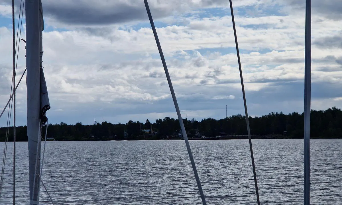 Seskarö Leppäniemikajen: {"base": "en", "no": "N\u00e5r man ankommer, er det vanskelig \u00e5 f\u00e5 \u00f8ye p\u00e5 havnen. Kaien ser ut som en arbeidskai og den flytende trebryggen er ikke synlig. Men den er der og dybden er dyp (>3m). GPS-posisjon 65\u00b0 44.5275' N 023\u00b0 44.5683' E", "se": "N\u00e4r man anl\u00e4nder, \u00e4r hamnen inte l\u00e4tt att uppt\u00e4cka. Kajen ser ut som en arbetskaj och tr\u00e4pontonen \u00e4r inte synlig. Men den \u00e4r d\u00e4r och vattnet \u00e4r djupt (>3m). GPS-position 65\u00b0 44.5275' N 023\u00b0 44.5683' E", "en": "When arriving, the harbour is not easy to spot.\r\nThe quay look to as a working quay and the wooden pontoon is not visible.\r\nBut it's there and water is deep (>3m).\r\nGPS position 65\u00b0 44.5275' N 023\u00b0 44.5683' E", "da": "Ved ankomst er havnen ikke let at f\u00e5 \u00f8je p\u00e5.<br>Kajen ligner en arbejdskaj, og tr\u00e6pontonen er ikke synlig.<br>Men den er der, og vandet er dybt (>3m).<br>GPS-position 65\u00b0 44.5275' N 023\u00b0 44.5683' E", "fr": "Lors de l'arriv\u00e9e, le port n'est pas facile \u00e0 rep\u00e9rer. Le quai ressemble \u00e0 un quai de travail et le ponton en bois n'est pas visible. Mais il est l\u00e0 et l'eau est profonde (>3m). Position GPS 65\u00b0 44.5275' N 023\u00b0 44.5683' E", "de": "Bei der Ankunft ist der Hafen schwer zu erkennen. Der Kai sieht aus wie ein Arbeitspier und der Holzpontoon ist nicht sichtbar. Aber er ist da und das Wasser ist tief (>3m). GPS-Position 65\u00b0 44.5275' N 023\u00b0 44.5683' E", "es": "Al llegar, el puerto no es f\u00e1cil de localizar. El muelle parece un muelle de trabajo y el pont\u00f3n de madera no es visible. Pero est\u00e1 all\u00ed y el agua es profunda (>3m). Posici\u00f3n GPS 65\u00b0 44.5275' N 023\u00b0 44.5683' E", "it": "Quando si arriva, il porto non \u00e8 facile da individuare.<br>La banchina appare come una banchina di lavoro e il pontile di legno non \u00e8 visibile.<br>Ma c'\u00e8 ed ha una profondit\u00e0 (>3m).<br>Posizione GPS 65\u00b0 44.5275' N 023\u00b0 44.5683' E", "pt": "Ao chegar, o porto n\u00e3o \u00e9 f\u00e1cil de identificar.<br>A doca parece ser uma doca de trabalho e o pont\u00e3o de madeira n\u00e3o \u00e9 vis\u00edvel.<br>Mas ele est\u00e1 l\u00e1 e a profundidade da \u00e1gua \u00e9 grande (>3m).<br>Posi\u00e7\u00e3o GPS 65\u00b0 44.5275' N 023\u00b0 44.5683' E", "nl": "Bij aankomst is de haven moeilijk te herkennen. De kade lijkt op een werkende kade en de houten ponton is niet zichtbaar. Maar het is er wel en het water is diep (>3m). GPS positie 65\u00b0 44.5275' N 023\u00b0 44.5683' E", "pl": "Kiedy docierasz, port nie jest \u0142atwy do zauwa\u017cenia. Nabrze\u017ce wygl\u0105da na nabrze\u017ce robocze, a drewniany pomost nie jest widoczny. Ale jest tam i woda jest g\u0142\u0119boka (>3m). Pozycja GPS 65\u00b0 44.5275' N 023\u00b0 44.5683' E", "uk": "\u041f\u0456\u0434 \u0447\u0430\u0441 \u043f\u0440\u0438\u0431\u0443\u0442\u0442\u044f, \u0433\u0430\u0432\u0430\u043d\u044c \u0432\u0430\u0436\u043a\u043e \u043f\u043e\u043c\u0456\u0442\u0438\u0442\u0438. \u041f\u0440\u0438\u0447\u0430\u043b \u0432\u0438\u0433\u043b\u044f\u0434\u0430\u0454 \u044f\u043a \u0440\u043e\u0431\u043e\u0447\u0438\u0439 \u043f\u0440\u0438\u0447\u0430\u043b, \u0456 \u0434\u0435\u0440\u0435\u0432'\u044f\u043d\u0438\u0439 \u043f\u043e\u043d\u0442\u043e\u043d \u043d\u0435 \u0432\u0438\u0434\u043d\u043e. \u0410\u043b\u0435 \u0432\u0456\u043d \u0442\u0430\u043c \u0454 \u0456 \u0433\u043b\u0438\u0431\u0438\u043d\u0430 \u0432\u043e\u0434\u0438 \u0431\u0456\u043b\u044c\u0448\u0435 3 \u043c\u0435\u0442\u0440\u0456\u0432. GPS \u043f\u043e\u0437\u0438\u0446\u0456\u044f 65\u00b0 44.5275' N 023\u00b0 44.5683' E", "ro": "La sosire, portul nu este u\u0219or de observat.\nCheiul arat\u0103 ca un chei de lucru \u0219i pontonul de lemn nu este vizibil.\nDar este acolo \u0219i apa este ad\u00e2nc\u0103 (>3m).\nPozi\u021bia GPS 65\u00b0 44.5275' N 023\u00b0 44.5683' E", "tr": "Var\u0131\u015fta, liman\u0131 fark etmek kolay de\u011fildir.<br>R\u0131ht\u0131m \u00e7al\u0131\u015fma r\u0131ht\u0131m\u0131 gibi g\u00f6r\u00fcnmektedir ve ah\u015fap iskele g\u00f6r\u00fcnmez.<br>Ancak oradad\u0131r ve derinlik (>3m) uygundur.<br>GPS konumu 65\u00b0 44.5275' N 023\u00b0 44.5683' E", "el": "\u038c\u03c4\u03b1\u03bd \u03c6\u03c4\u03ac\u03bd\u03b5\u03c4\u03b5, \u03c4\u03bf \u03bb\u03b9\u03bc\u03ac\u03bd\u03b9 \u03b4\u03b5\u03bd \u03b5\u03af\u03bd\u03b1\u03b9 \u03b5\u03cd\u03ba\u03bf\u03bb\u03bf \u03bd\u03b1 \u03c4\u03bf \u03b5\u03bd\u03c4\u03bf\u03c0\u03af\u03c3\u03b5\u03c4\u03b5.<br>\u0397 \u03c0\u03c1\u03bf\u03ba\u03c5\u03bc\u03b1\u03af\u03b1 \u03bc\u03bf\u03b9\u03ac\u03b6\u03b5\u03b9 \u03bc\u03b5 \u03b5\u03c0\u03b9\u03c7\u03b5\u03b9\u03c1\u03b7\u03c3\u03b9\u03b1\u03ba\u03ae \u03c0\u03c1\u03bf\u03b2\u03bb\u03ae\u03c4\u03b1 \u03ba\u03b1\u03b9 \u03b7 \u03be\u03cd\u03bb\u03b9\u03bd\u03b7 \u03c0\u03bb\u03c9\u03c4\u03ae \u03c0\u03c1\u03bf\u03b2\u03bb\u03ae\u03c4\u03b1 \u03b4\u03b5\u03bd \u03b5\u03af\u03bd\u03b1\u03b9 \u03bf\u03c1\u03b1\u03c4\u03ae.<br>\u0391\u03bb\u03bb\u03ac \u03b5\u03af\u03bd\u03b1\u03b9 \u03b5\u03ba\u03b5\u03af \u03ba\u03b1\u03b9 \u03c4\u03bf \u03bd\u03b5\u03c1\u03cc \u03b5\u03af\u03bd\u03b1\u03b9 \u03b2\u03b1\u03b8\u03cd (>3\u03bc).<br>GPS \u03b8\u03ad\u03c3\u03b7 65\u00b0 44.5275' N 023\u00b0 44.5683' E", "cs": "P\u0159i p\u0159\u00edjezdu nen\u00ed p\u0159\u00edstav snadno viditeln\u00fd. P\u0159\u00edstavn\u00ed hr\u00e1z vypad\u00e1 jako pracovn\u00ed hr\u00e1z a d\u0159ev\u011bn\u00fd ponton nen\u00ed vid\u011bt. Ale je tam a hloubka vody je v\u011bt\u0161\u00ed ne\u017e 3m. GPS pozice 65\u00b0 44.5275' N 023\u00b0 44.5683' E", "hu": "Amikor meg\u00e9rkezel, a kik\u00f6t\u0151t nem k\u00f6nny\u0171 \u00e9szrevenni. A rakpart \u00fagy n\u00e9z ki, mint egy munkarakpart, \u00e9s a fa ponton nem l\u00e1that\u00f3. De ott van, \u00e9s a v\u00edz m\u00e9ly (>3m). GPS poz\u00edci\u00f3: 65\u00b0 44.5275' \u00c9 023\u00b0 44.5683' K", "fi": "Satamaan saapuminen ei ole helppoa. Laituri n\u00e4ytt\u00e4\u00e4 ty\u00f6skentelylaiturilta ja puurakenteinen ponttooni ei ole n\u00e4kyviss\u00e4. Mutta se on siell\u00e4 ja vesi on syv\u00e4\u00e4 (>3m). GPS sijainti 65\u00b0 44.5275' N 023\u00b0 44.5683' E", "bg": "\u041a\u043e\u0433\u0430\u0442\u043e \u043f\u0440\u0438\u0441\u0442\u0438\u0433\u0430\u0442\u0435, \u043f\u0440\u0438\u0441\u0442\u0430\u043d\u0438\u0449\u0435\u0442\u043e \u043d\u0435 \u0435 \u043b\u0435\u0441\u043d\u043e \u0437\u0430 \u0440\u0430\u0437\u043f\u043e\u0437\u043d\u0430\u0432\u0430\u043d\u0435.<br>\u041a\u0435\u044f\u0442 \u0438\u0437\u0433\u043b\u0435\u0436\u0434\u0430 \u043a\u0430\u0442\u043e \u0440\u0430\u0431\u043e\u0442\u0435\u043d \u043a\u0435\u0439 \u0438 \u0434\u044a\u0440\u0432\u0435\u043d\u0438\u044f\u0442 \u043f\u043e\u043d\u0442\u043e\u043d \u043d\u0435 \u0441\u0435 \u0432\u0438\u0436\u0434\u0430.<br>\u041d\u043e \u0433\u043e \u0438\u043c\u0430 \u0438 \u0432\u043e\u0434\u0430\u0442\u0430 \u0435 \u0434\u044a\u043b\u0431\u043e\u043a\u0430 (>3\u043c).<br>GPS \u043f\u043e\u0437\u0438\u0446\u0438\u044f 65\u00b0 44.5275' N 023\u00b0 44.5683' E", "sr": "\u041f\u0440\u0438\u043b\u0438\u043a\u043e\u043c \u0434\u043e\u043b\u0430\u0441\u043a\u0430, \u043b\u0443\u043a\u0443 \u043d\u0438\u0458\u0435 \u043b\u0430\u043a\u043e \u0443\u043e\u0447\u0438\u0442\u0438. \u041e\u0431\u0430\u043b\u0430 \u0438\u0437\u0433\u043b\u0435\u0434\u0430 \u043a\u0430\u043e \u0440\u0430\u0434\u043d\u0430 \u043e\u0431\u0430\u043b\u0430 \u0438 \u0434\u0440\u0432\u0435\u043d\u0438 \u043f\u043e\u043d\u0442\u043e\u043d \u043d\u0438\u0458\u0435 \u0432\u0438\u0434\u0459\u0438\u0432. \u0410\u043b\u0438 \u0458\u0435 \u0442\u0443 \u0438 \u0432\u043e\u0434\u0430 \u0458\u0435 \u0434\u0443\u0431\u043e\u043a\u0430 (>3\u043c). GPS \u043f\u043e\u0437\u0438\u0446\u0438\u0458\u0430 65\u00b0 44.5275' N 023\u00b0 44.5683' E", "et": "Sadama saabumisel ei ole seda lihtne m\u00e4rgata.<br />Kai n\u00e4eb v\u00e4lja t\u00f6\u00f6tava kaina ja puidust ujuvkai ei ole n\u00e4htav.<br />Aga see on olemas ja vesi on s\u00fcgav (>3m).<br />GPS-koordinaadid 65\u00b0 44.5275' N 023\u00b0 44.5683' E", "lv": "Ierodoties, ostu nav viegli paman\u012bt. Piests izskat\u0101s p\u0113c darba piest\u0101tnes, un koka pontons nav redzams. Bet tas ir tur un \u016bdens dzi\u013cums ir (>3m). GPS poz\u012bcija 65\u00b0 44.5275' N 023\u00b0 44.5683' E", "lt": "Atvykstant uostas n\u0117ra lengvai pastebimas.<br>Prieplauka atrodo kaip darbin\u0117 prieplauka, o medin\u0117s pontonin\u0117s prieplaukos nesimato.<br>Bet ji ten yra ir vanduo yra gilus (>3m).<br>GPS pozicija 65\u00b0 44.5275' N 023\u00b0 44.5683' E"}