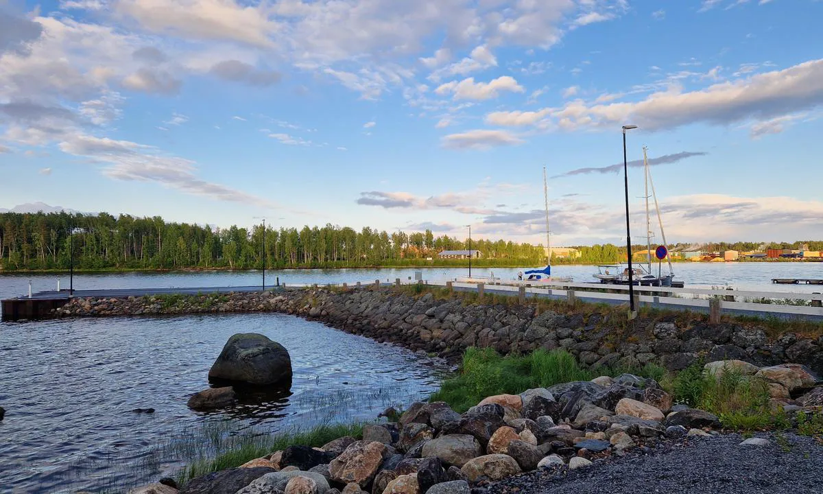 Seskarö Leppäniemikajen: {"base": "en", "no": "Baksiden av T-kaia", "se": "Baksidan av T-bryggan", "en": "The back of the T quay", "da": "Bagsiden af T-kajen", "fr": "Le dos du quai en T", "de": "Die R\u00fcckseite des T-Kais", "es": "La parte posterior del muelle en T", "it": "Il retro della banchina a T", "pt": "A parte traseira do cais em T", "nl": "De achterkant van de T-kade", "pl": "Ty\u0142 nabrze\u017ca w kszta\u0142cie litery T", "uk": "\u0422\u0438\u043b\u044c\u043d\u0430 \u0441\u0442\u043e\u0440\u043e\u043d\u0430 \u0422-\u043f\u0456\u0440\u0441\u0443", "ro": "Spatele cheiului T", "tr": "T iskelesinin arkas\u0131", "el": "\u0397 \u03c0\u03af\u03c3\u03c9 \u03c0\u03bb\u03b5\u03c5\u03c1\u03ac \u03c4\u03b7\u03c2 \u03b1\u03c0\u03bf\u03b2\u03ac\u03b8\u03c1\u03b1\u03c2 \u03a4", "cs": "Zadn\u00ed strana T-l\u00e1vky", "hu": "A T m\u00f3l\u00f3 h\u00e1ts\u00f3 r\u00e9sze", "fi": "T-laiturin takaosa", "bg": "\u0413\u044a\u0440\u0431\u044a\u0442 \u043d\u0430 \u0422-\u043e\u0431\u0440\u0430\u0437\u043d\u043e\u0442\u043e \u043a\u0435\u0439\u043e\u0432\u043e \u0441\u044a\u043e\u0440\u044a\u0436\u0435\u043d\u0438\u0435", "sr": "Zadnji deo T mola", "et": "T-kaiditagune", "lv": "T piest\u0101tnes aizmugure", "lt": "T krantin\u0117s galas"}